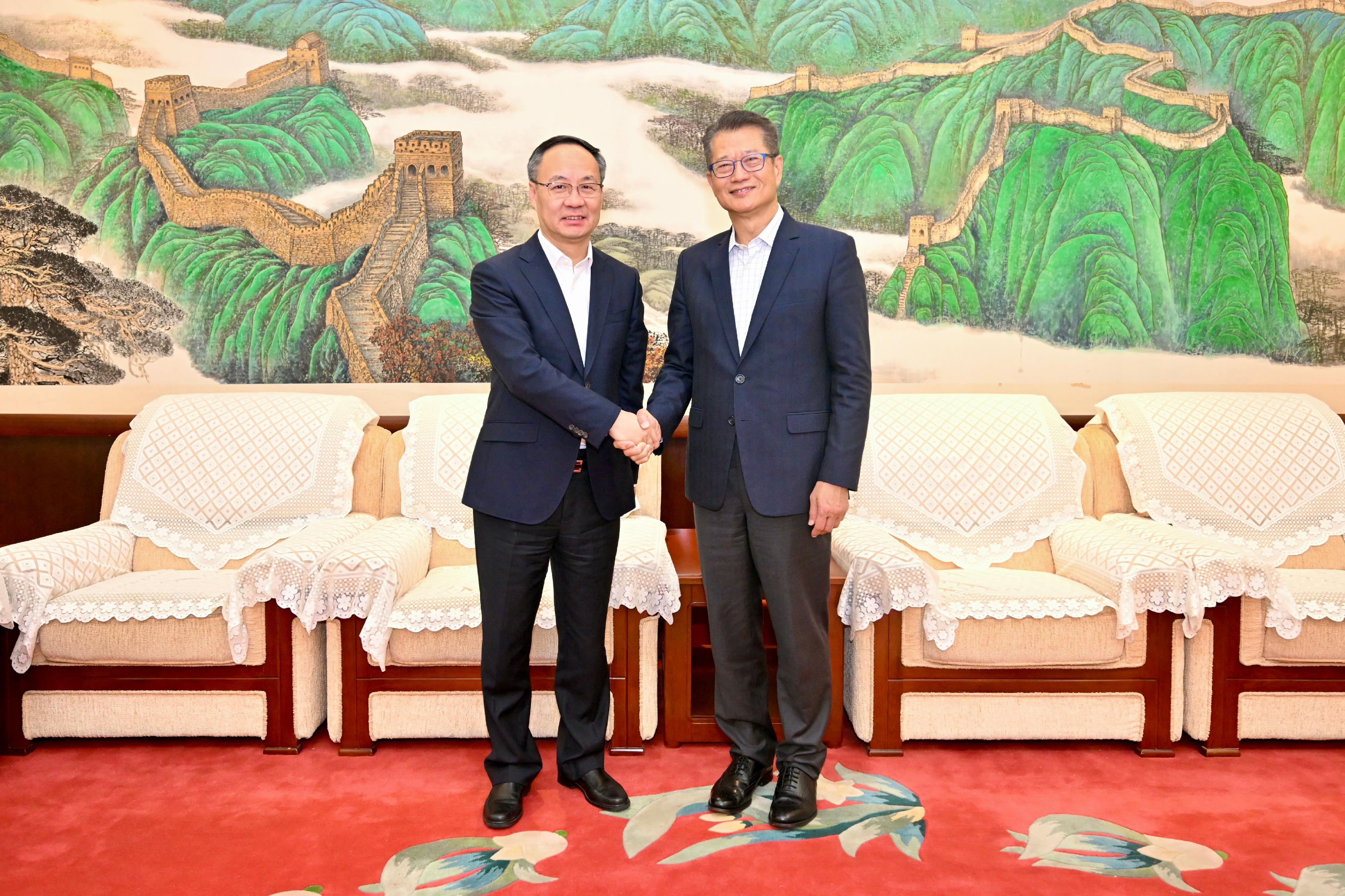 The Financial Secretary, Mr Paul Chan, conducted his last day of visit in Beijing today (July 13). Mr Chan (right) calls on the Director of the National Administration of Financial Regulation, Mr Li Yunze (left).