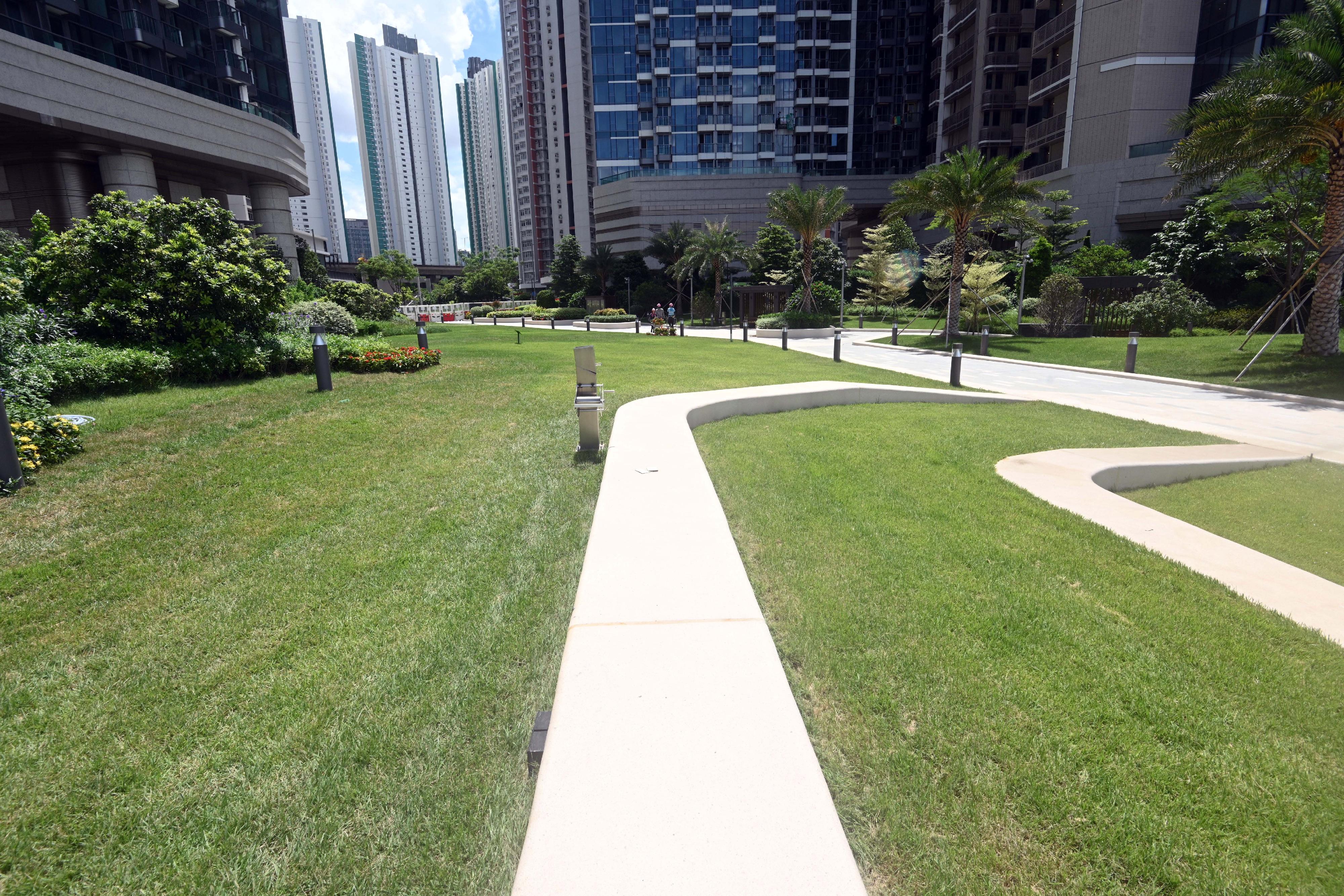 康乐及文化事务署今日（七月十四日）宣布，新落成的长沙湾海滨花园已全面开放予公众使用。图示园景区及草坪。