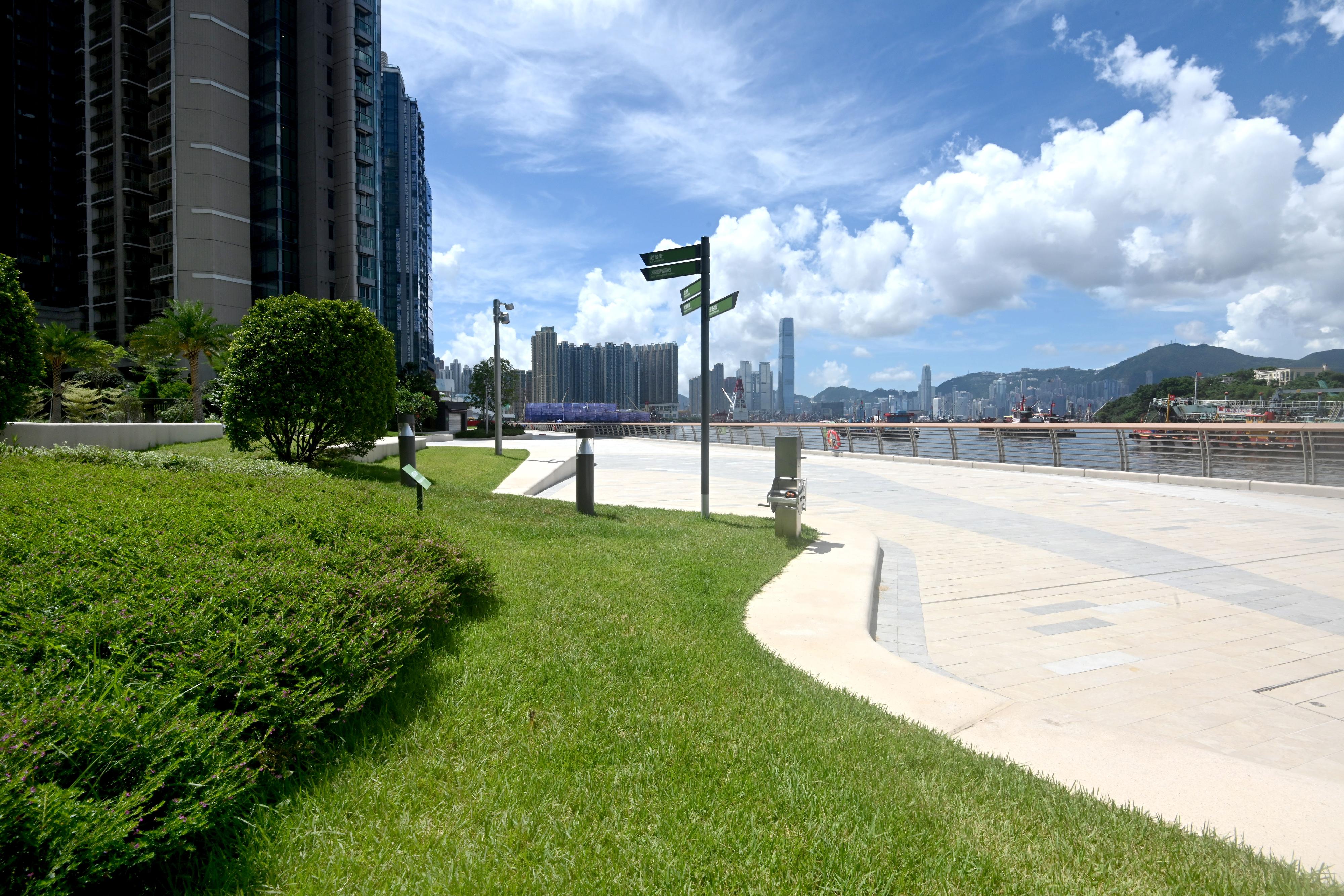 The Leisure and Cultural Services Department announced today (July 14) that the newly built Cheung Sha Wan Promenade is now fully opened for public use. The Promenade is the first waterfront open space in Sham Shui Po District, providing a pleasant and relaxing leisure space with a spectacular promenade for public enjoyment.

