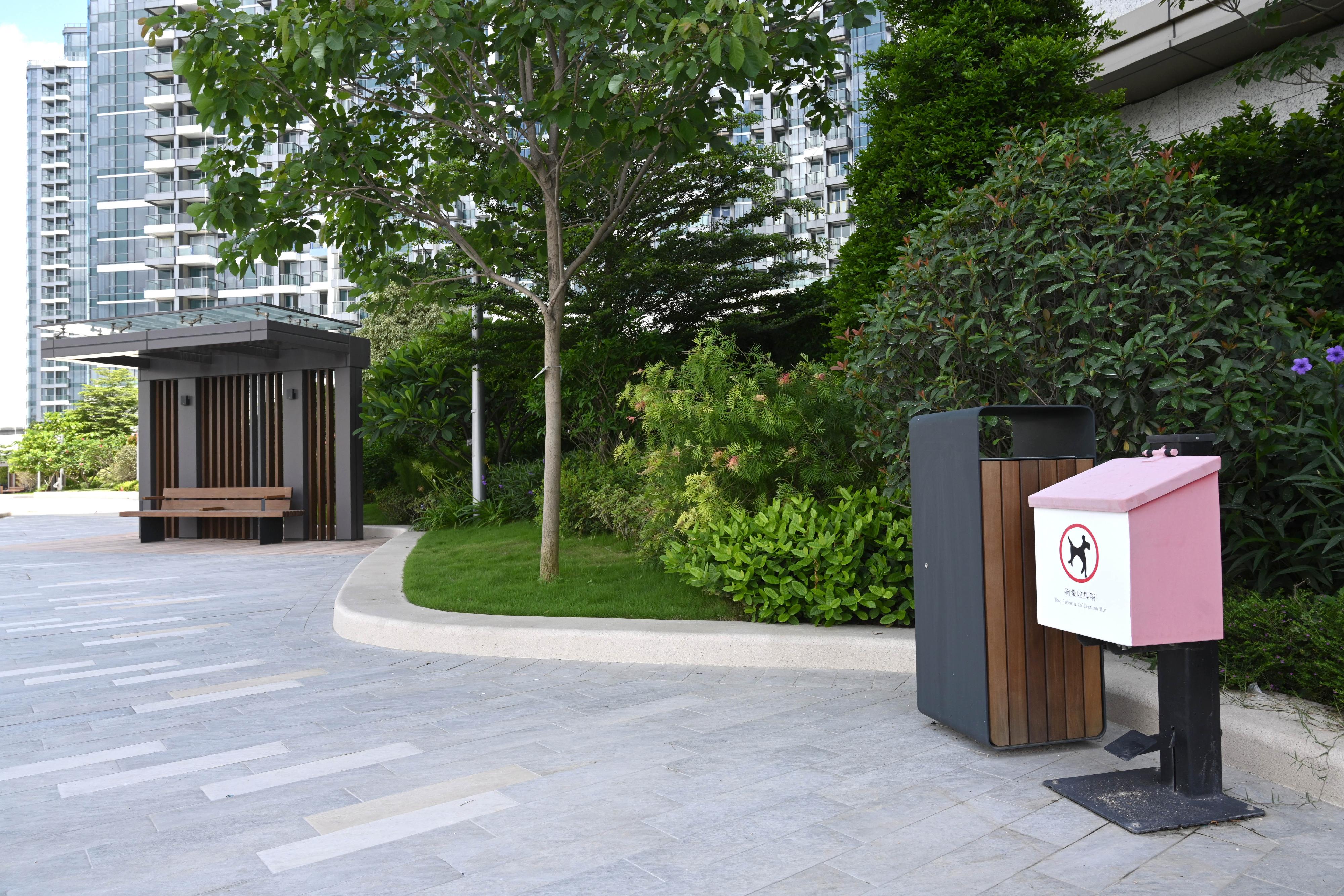 The Leisure and Cultural Services Department announced today (July 14) that the newly built Cheung Sha Wan Promenade is now fully opened for public use. It also serves as an Inclusive Park for Pets for the public. Park users with or without pets could enjoy park facilities together in an inclusive environment.


