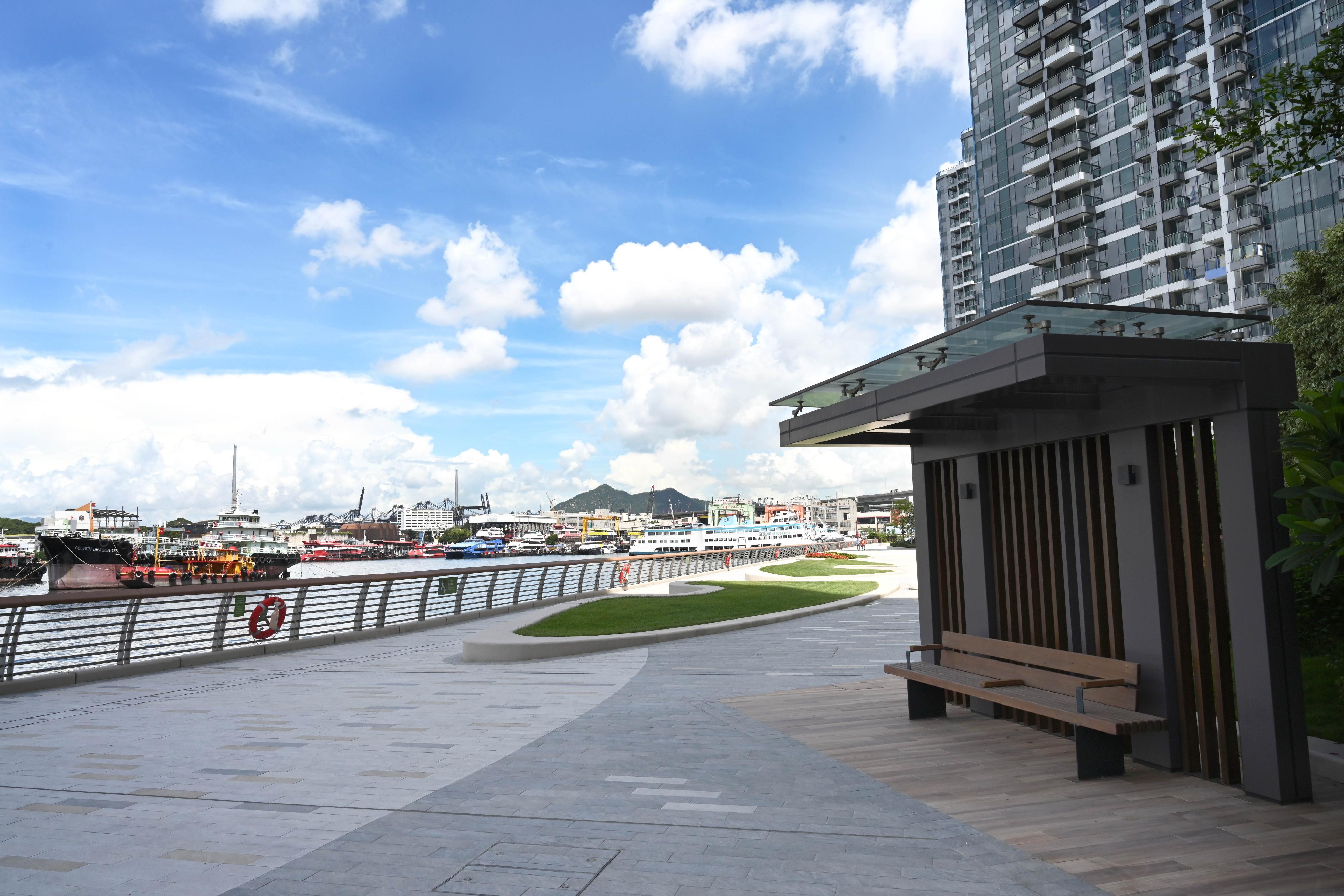 The Leisure and Cultural Services Department announced today (July 14) that the newly built Cheung Sha Wan Promenade is now fully opened for public use. Photo shows the waterfront promenade.