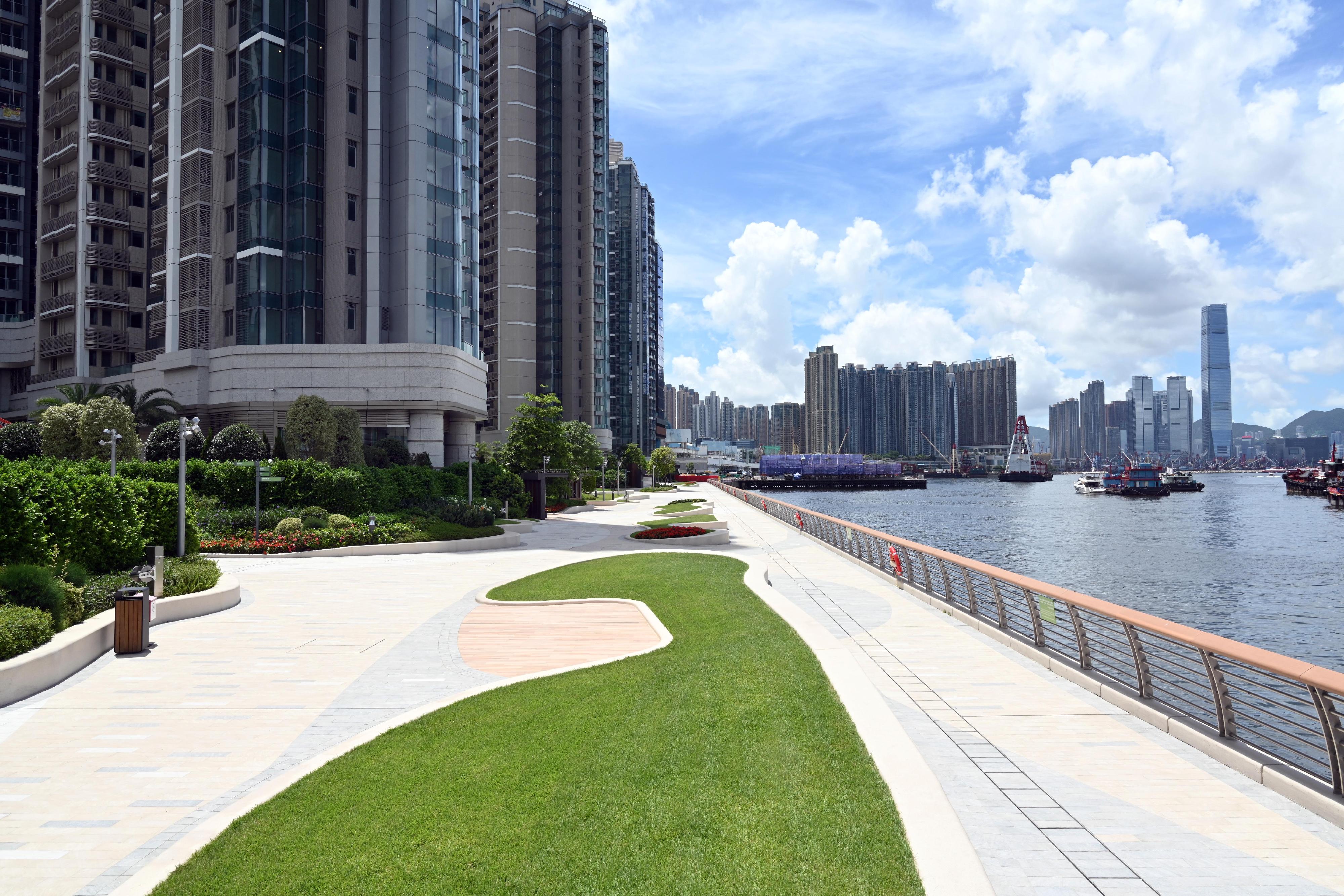 The Leisure and Cultural Services Department announced today (July 14) that the newly built Cheung Sha Wan Promenade is now fully opened for public use. Photo shows the waterfront promenade.



