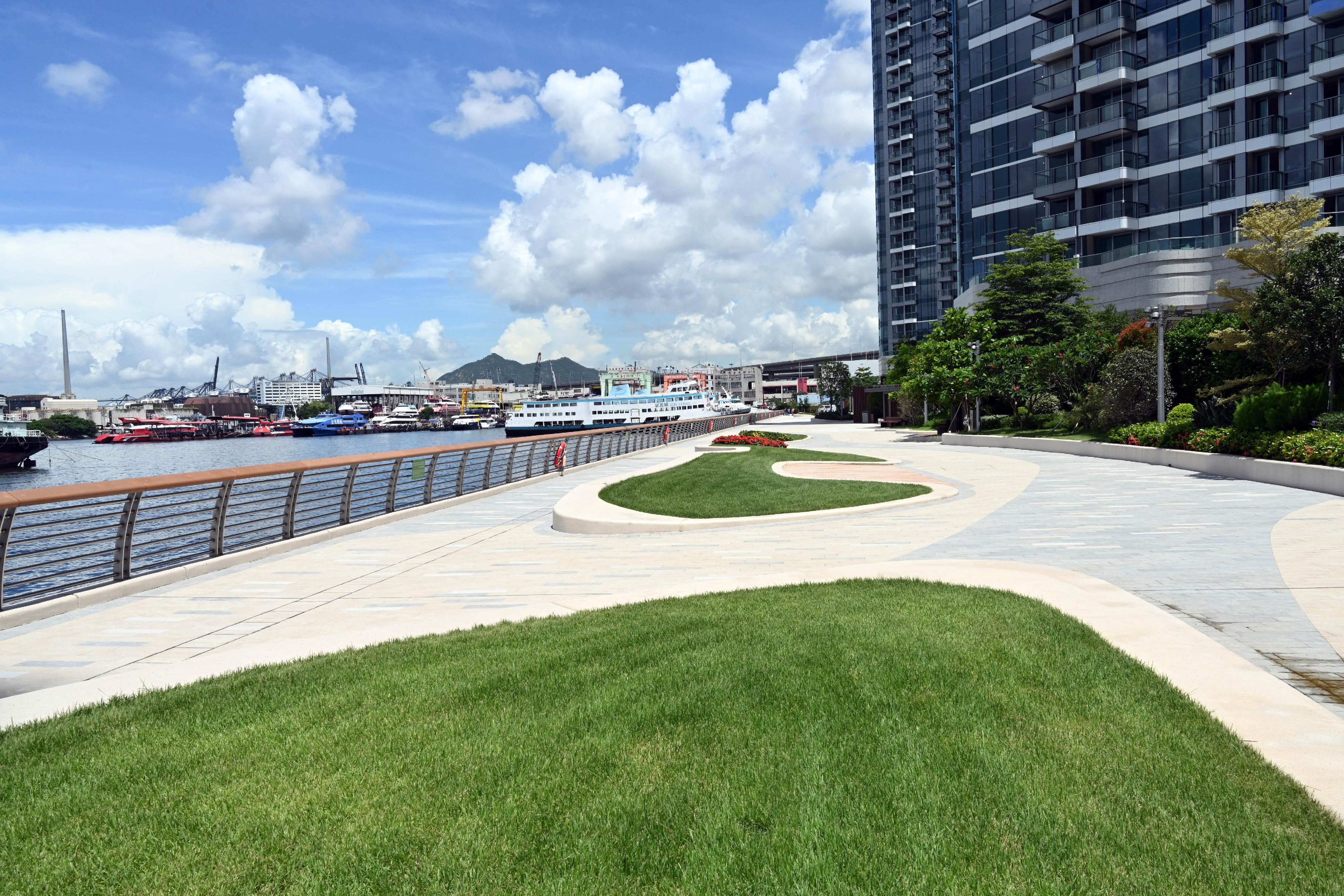 The Leisure and Cultural Services Department announced today (July 14) that the newly built Cheung Sha Wan Promenade is now fully opened for public use. Photo shows the waterfront promenade.


