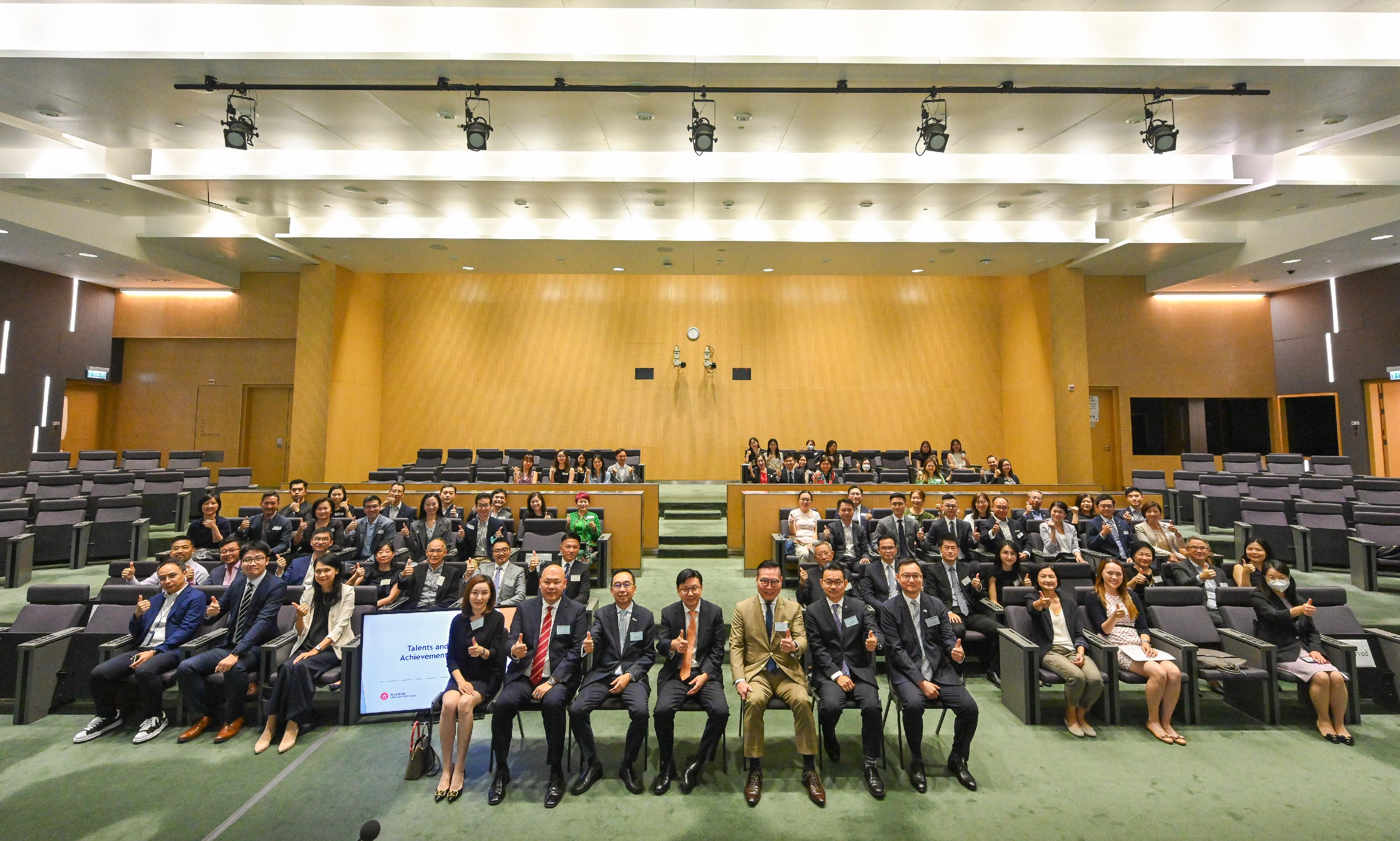 The Secretary for Labour and Welfare, Mr Chris Sun, today (July 14) hosted a seminar with local major chambers and the human resource management sector to review the implementation progress of relevant work in the first year of the current-term Government, and exchange views regarding such work in future. Photo shows (front row, from left) the Vice Honorary Secretary of the Hong Kong Chinese Importers' and Exporters' Association, Ms Sophia Lee; the Standing Committee Member of the Chinese General Chamber of Commerce, Hong Kong, Mr Johnny Chan; the Chief Executive Officer of the Hong Kong General Chamber of Commerce, Mr George Leung; Mr Sun; the President of the Chinese Manufacturers' Association of Hong Kong, Dr Allen Shi; the Executive Deputy Chairman of the Federation of Hong Kong Industries, Mr Steve Chuang; and the President of the Hong Kong Institute of Human Resource Management, Mr Lawrence Hung, with participants.