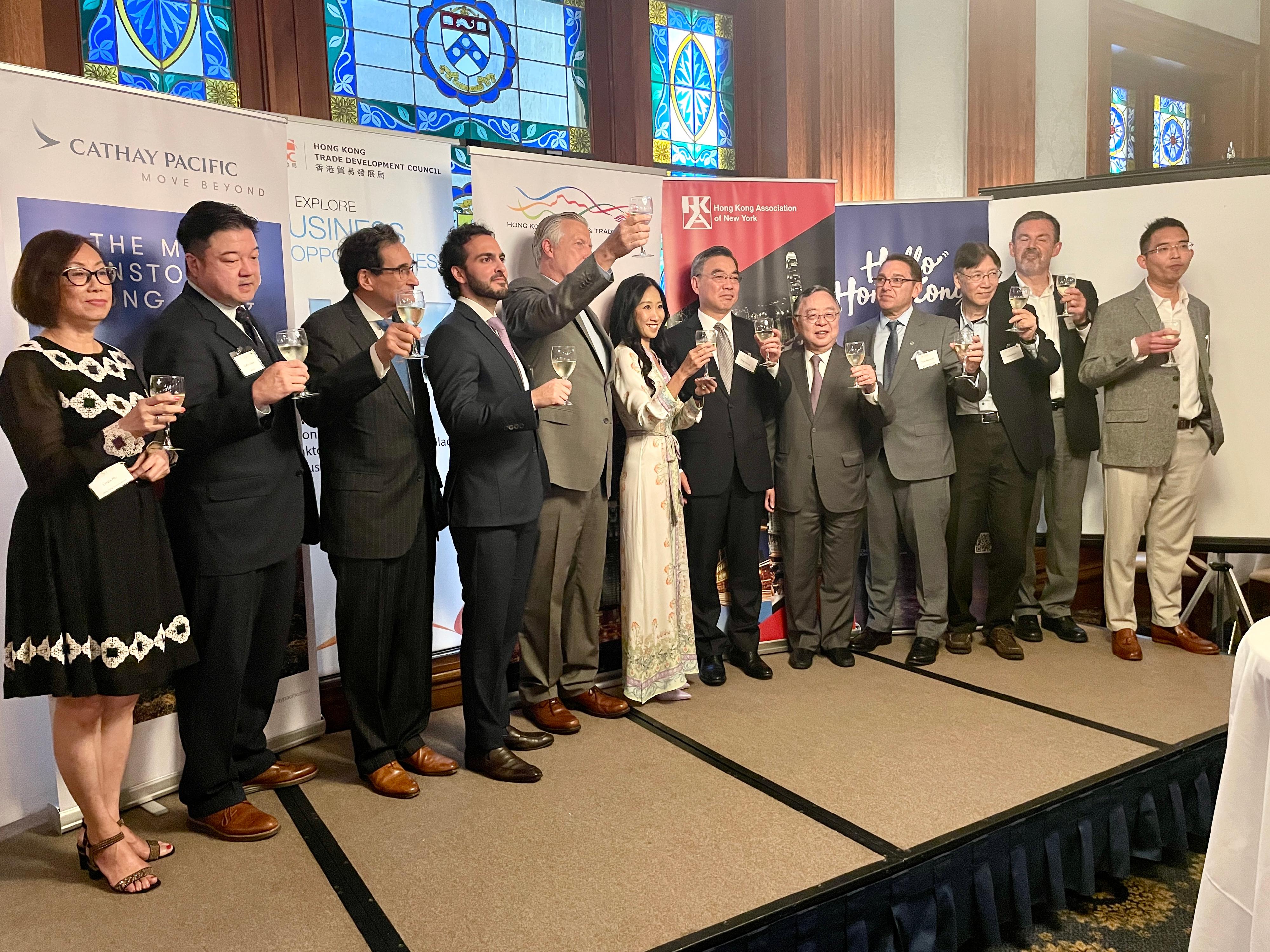 香港驻纽约经济贸易办事处处长聂继恩（左六）与嘉宾在台上祝贺纽约香港协会成立三十五周年。