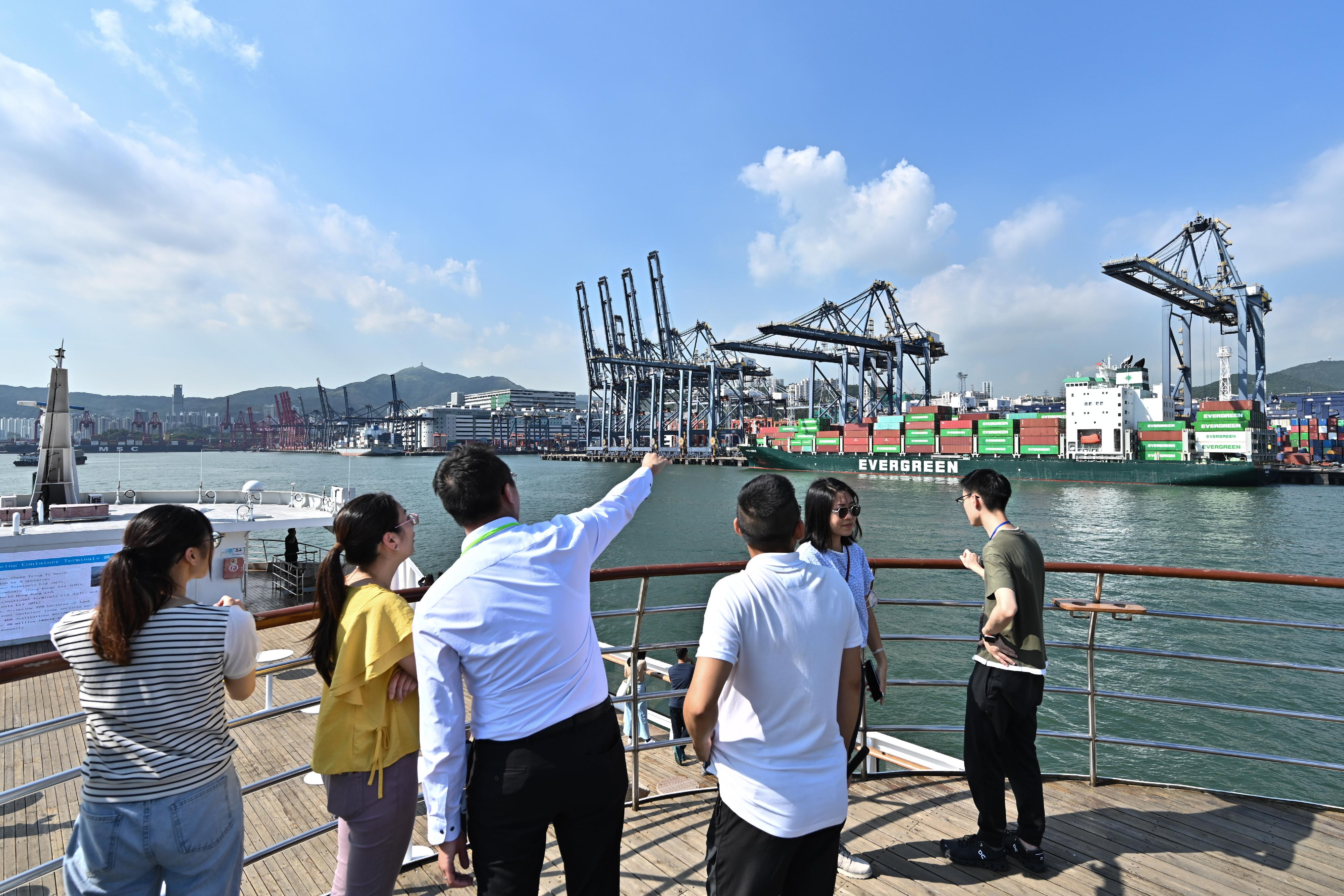 运输及物流局今日（七月十四日）举办海运和航空业实习计划「乘风启航」海上之旅暨交流会。图示海事处代表（左三）向参加者介绍香港的海事设施。