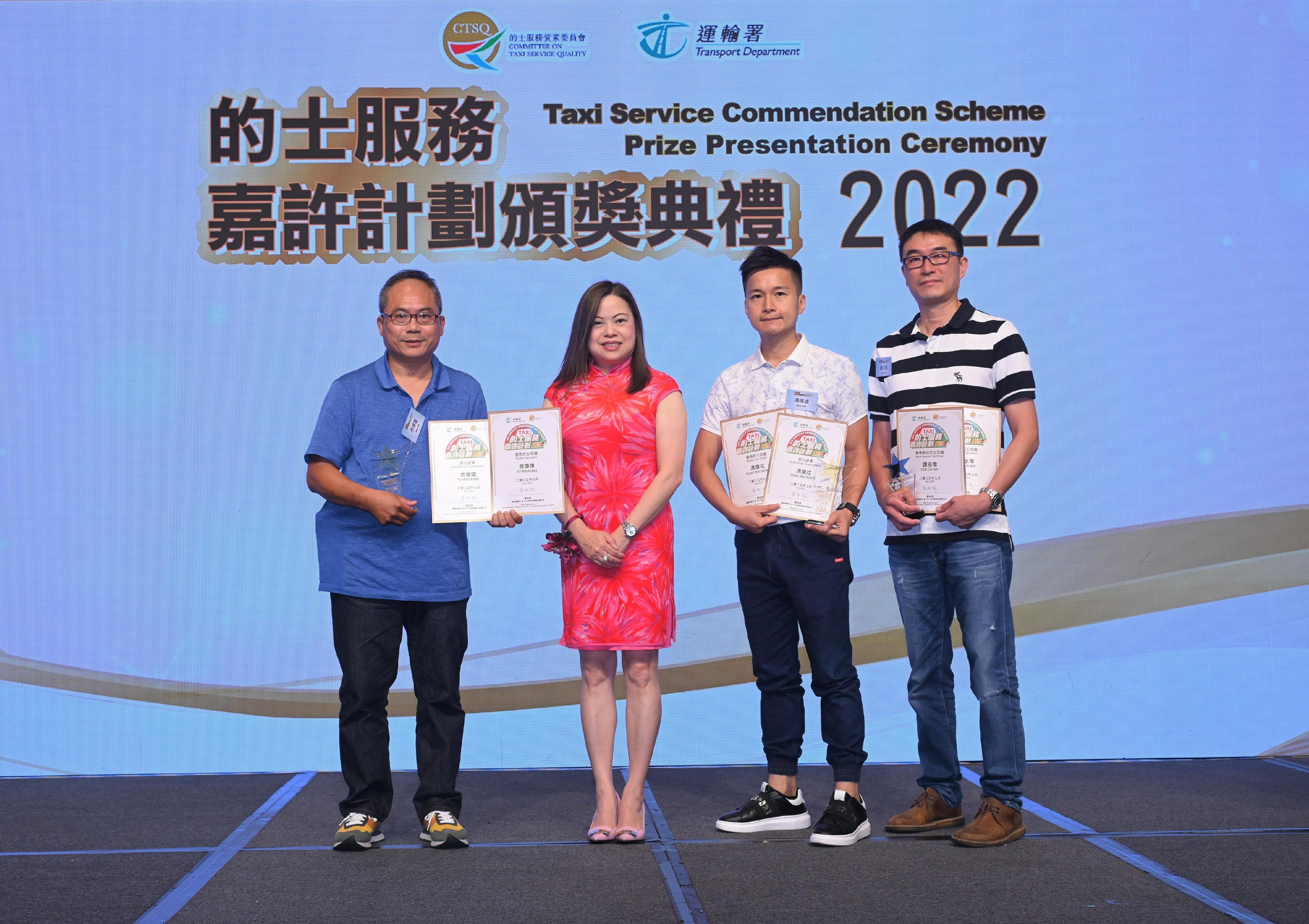 The prize presentation ceremony for the Taxi Service Commendation Scheme 2022, jointly organised by the Committee on Taxi Service Quality (CTSQ) and the Transport Department, was held today (July 14). The CTSQ Chairman and Commissioner for Transport, Miss Rosanna Law (second left), is pictured with the winners of Good Driver, Good Service awards and Most Popular Taxi Driver award.