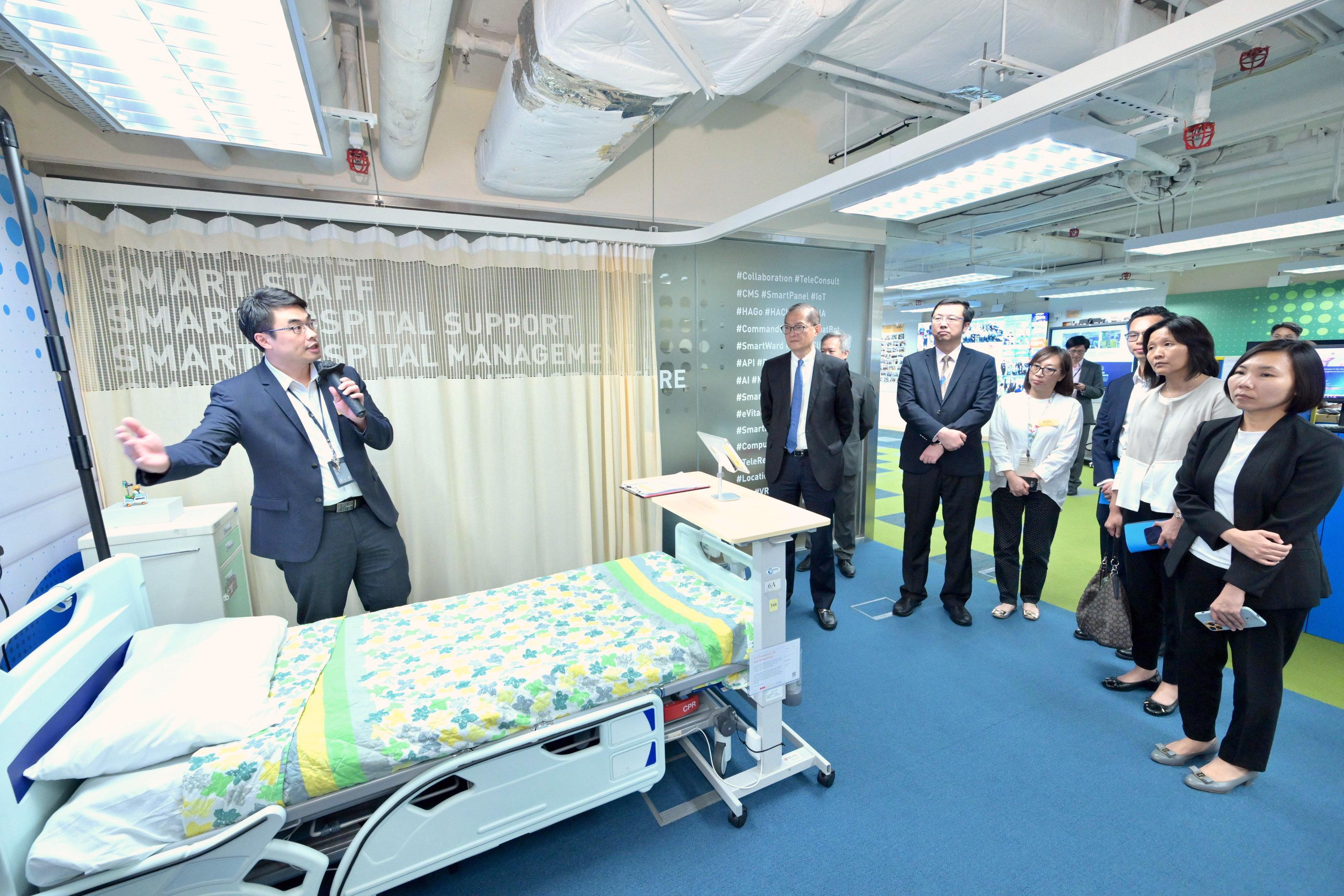 The Secretary for Health, Professor Lo Chung-mau, visited the IT Innovation Lab of the Hospital Authority (HA) this afternoon (July 14). Photo shows Professor Lo (second left) receiving a briefing by HA staff on the development progress of smart hospitals. Looking on are the Director (Quality and Safety) of the HA, Dr Michael Wong (fourth left), and the Chief Medical Informatics Officer of the HA, Dr Joanna Pang (first right).