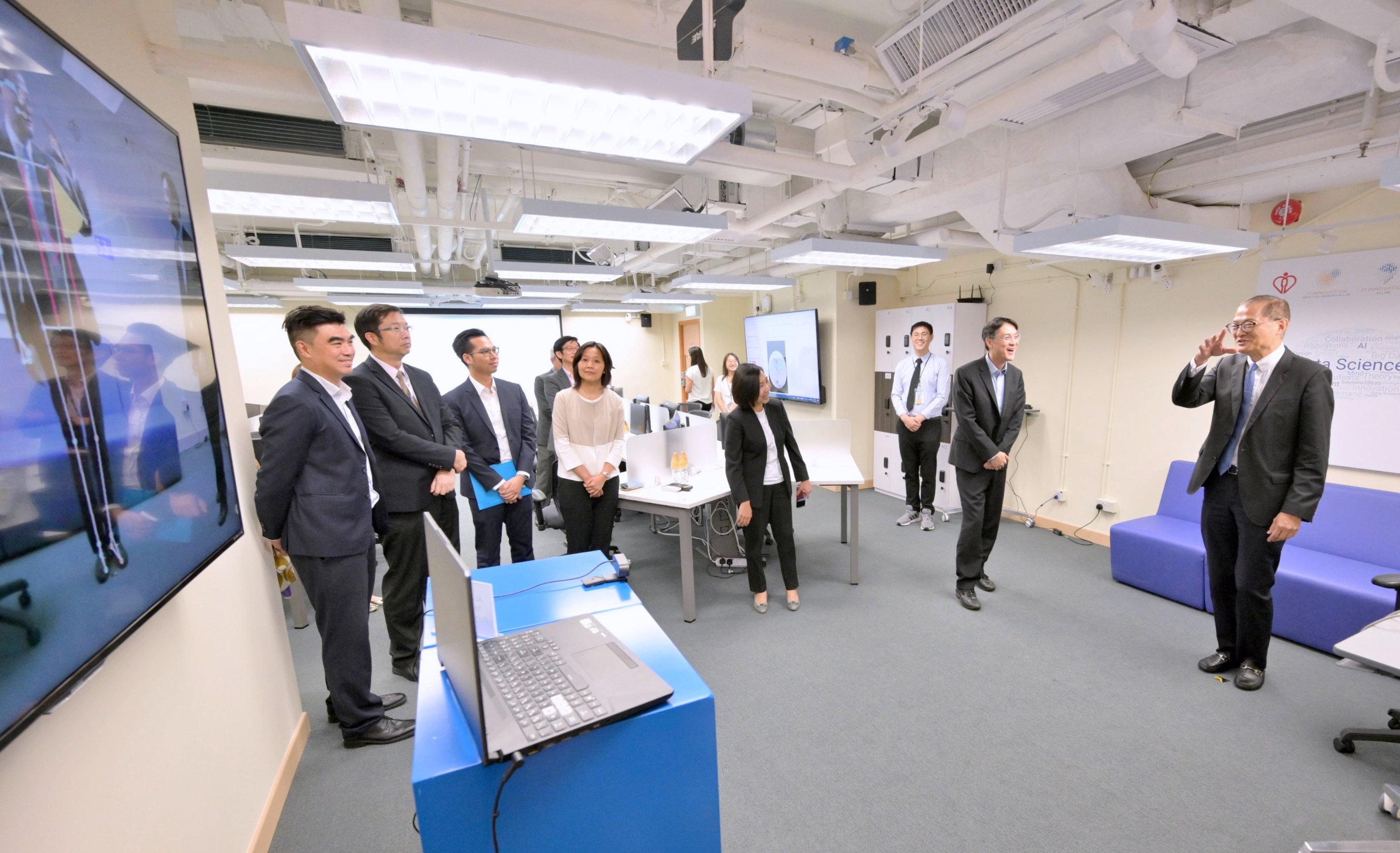 The Secretary for Health, Professor Lo Chung-mau, visited the HA Data Collaboration Lab and the AI Lab this afternoon (July 14). Photo shows Professor Lo (first right) experiencing the facilities in the Lab.