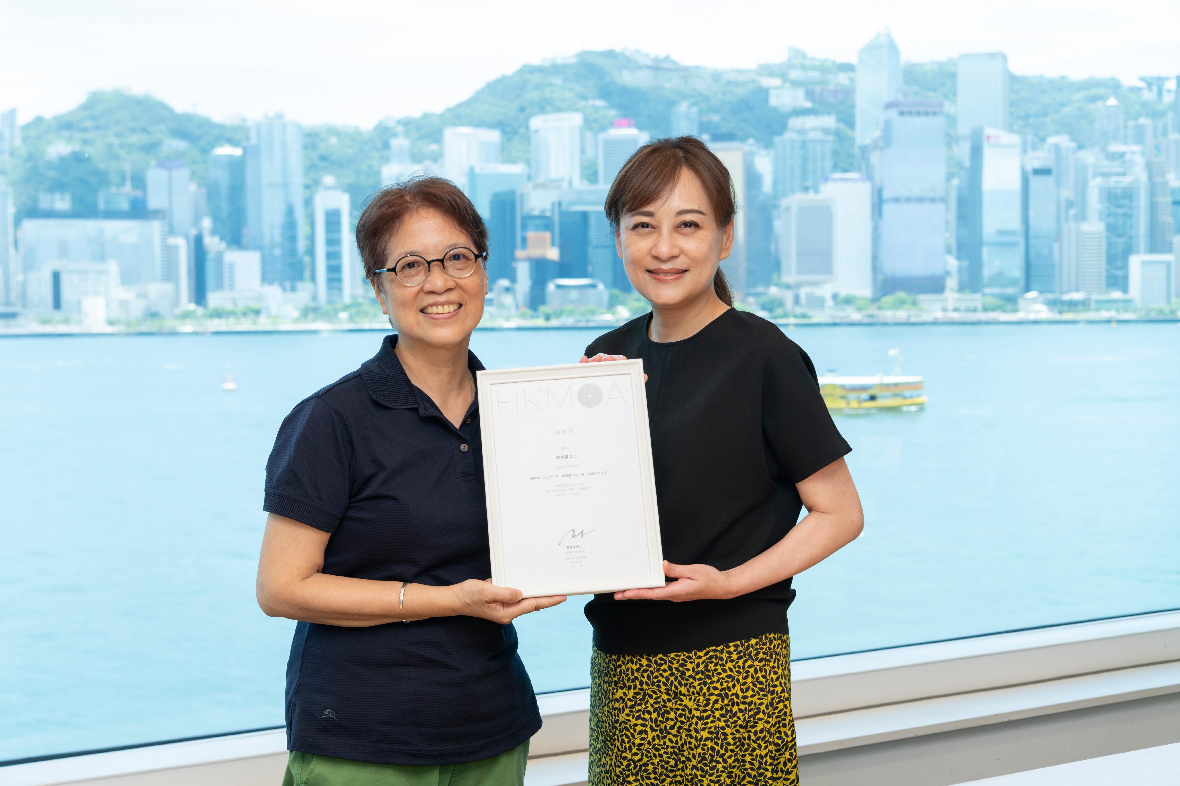 The Hong Kong Museum of Art has received a generous donation of 37 artworks from Ms Chiu Wai-yee, the wife of the late renowned Hong Kong artist Tong King-sum. The donated artworks include works by Tong and the late Hong Kong renowned artist Cheung Yee. Picture shows Chiu (left) and the Museum Director of the HKMoA, Dr Maria Mok (right).