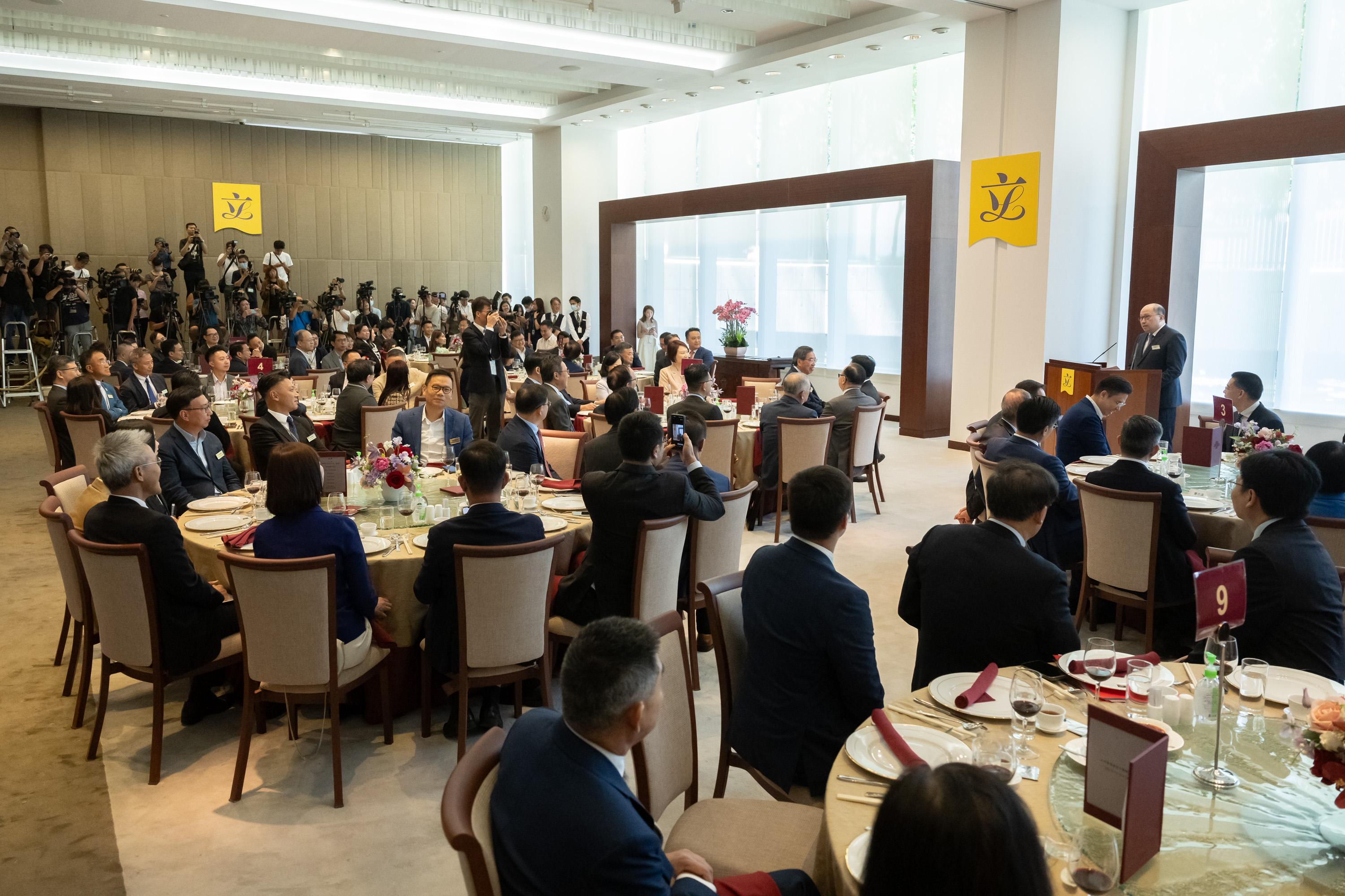 立法会主席梁君彦设午宴，立法会议员与中央人民政府驻香港特别行政区联络办公室（中联办）主任及中联办官员共晋午餐。