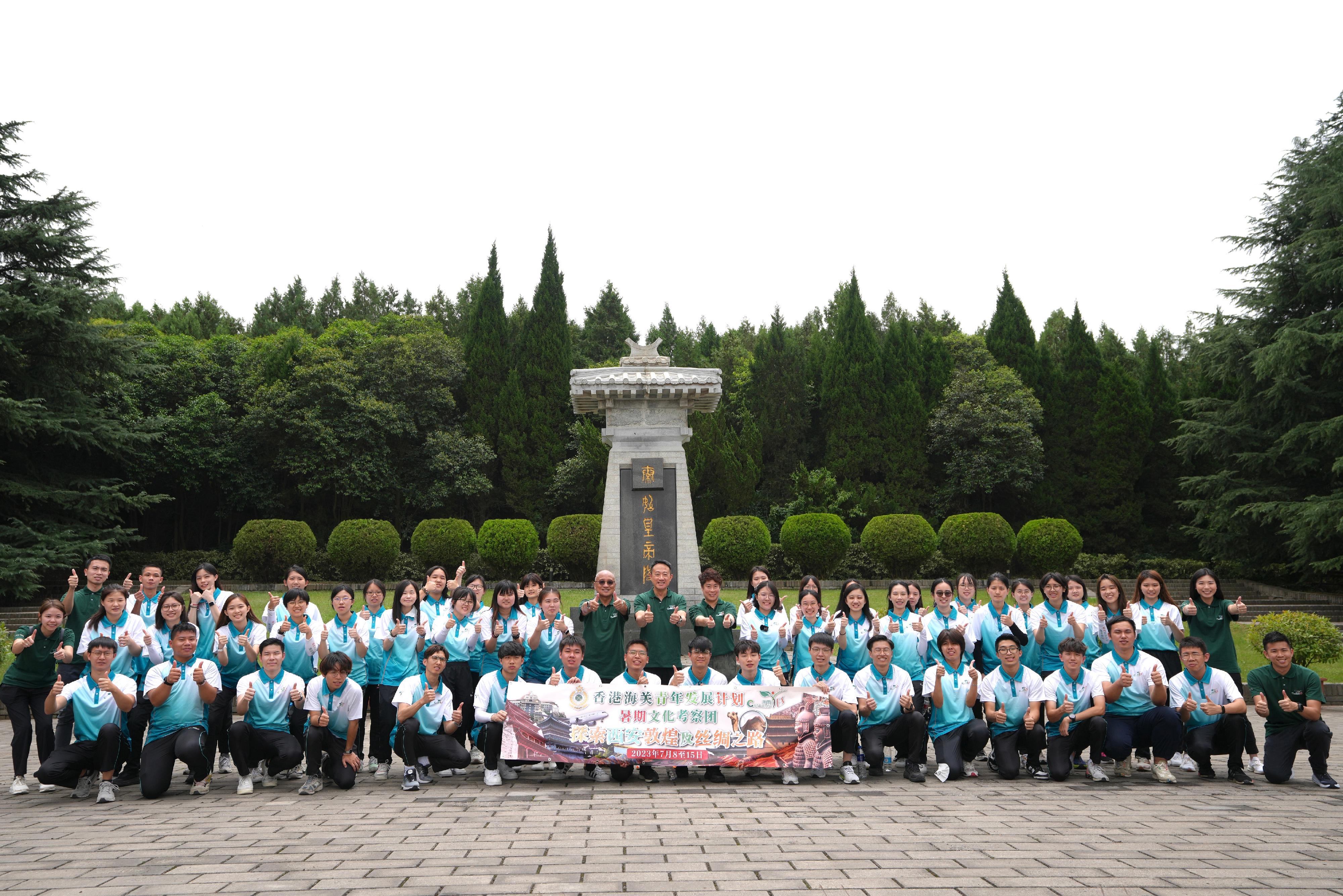 海关副关长（管制及执法）陈子达（第二排中）于七月十四日带领「Customs YES」团员参观秦始皇兵马俑博物馆。


