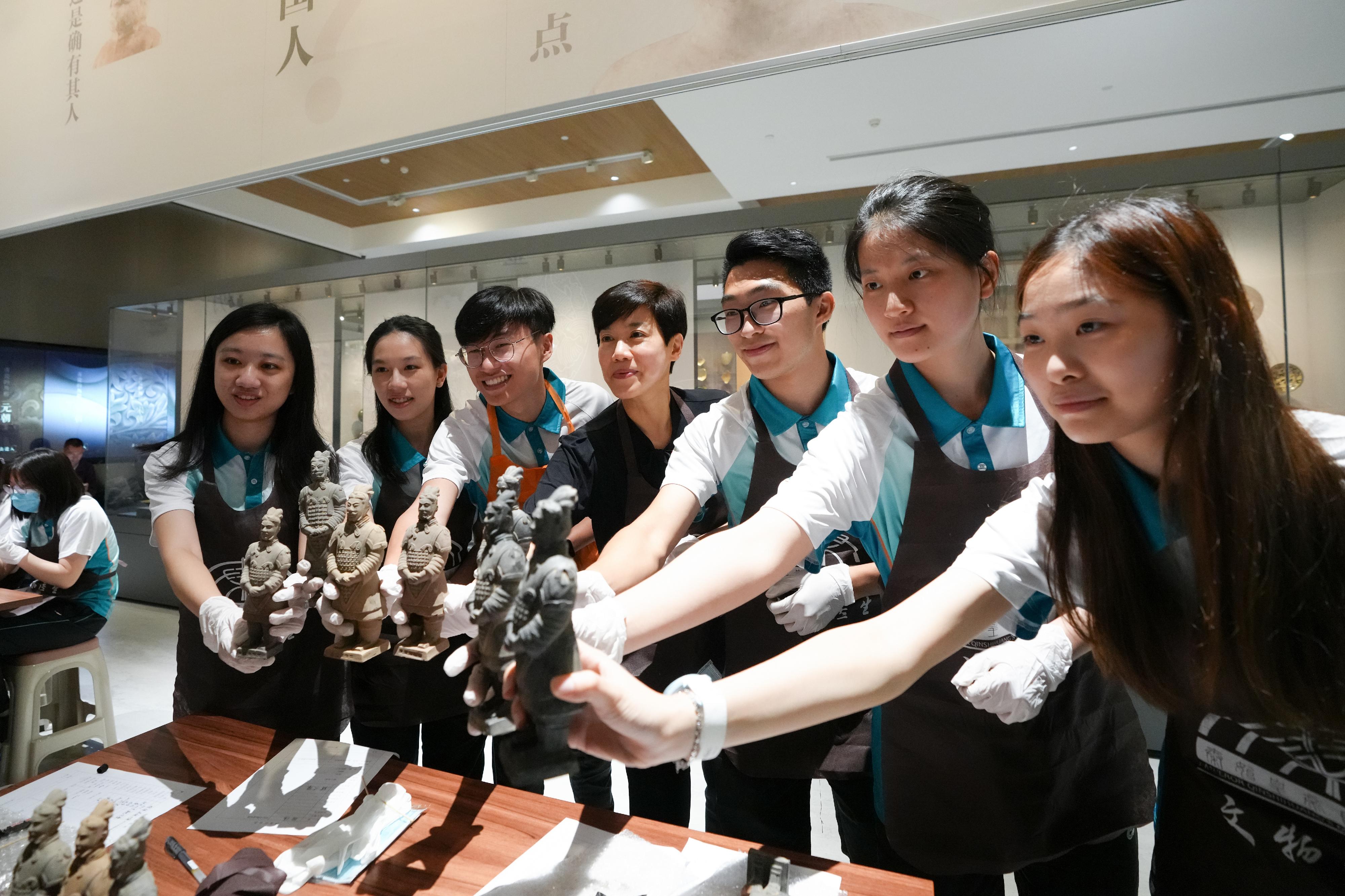 The Commissioner of Customs and Excise, Ms Louise Ho (centre), and members of “Customs YES” participated in a workshop on the restoration of Qin terracotta figures on July 10.
