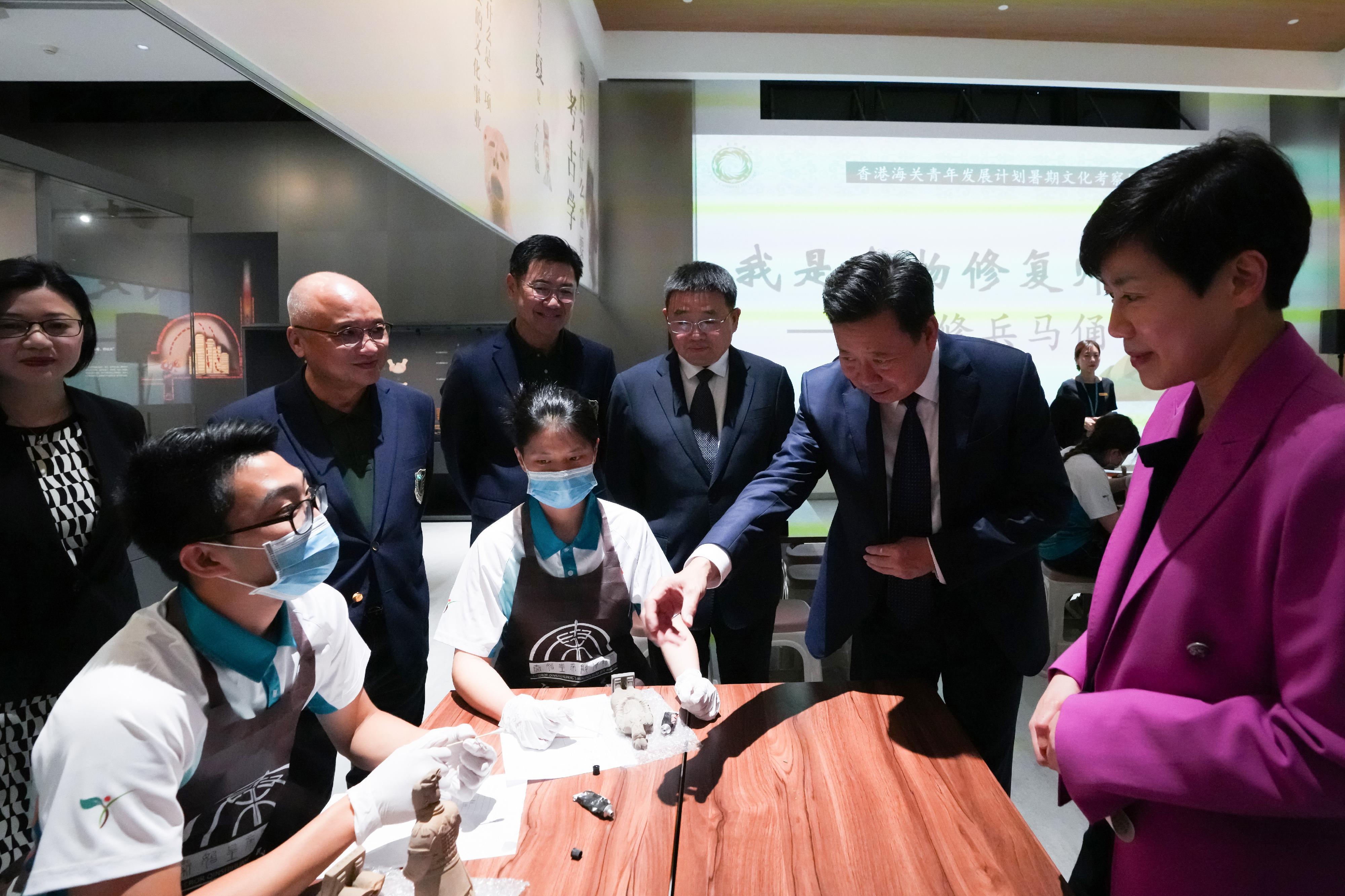 The Commissioner of Customs and Excise, Ms Louise Ho (first right),and the Vice-Minister of the Ministry of Culture and Tourism and Administrator of the National Cultural Heritage Administration, Mr Li Qun (second right), on July 10 interacted with members of “Customs YES” in the Shaanxi History Museum. Mr Li also shared how the museum conformed to the national policy of heritage conservation with the members.