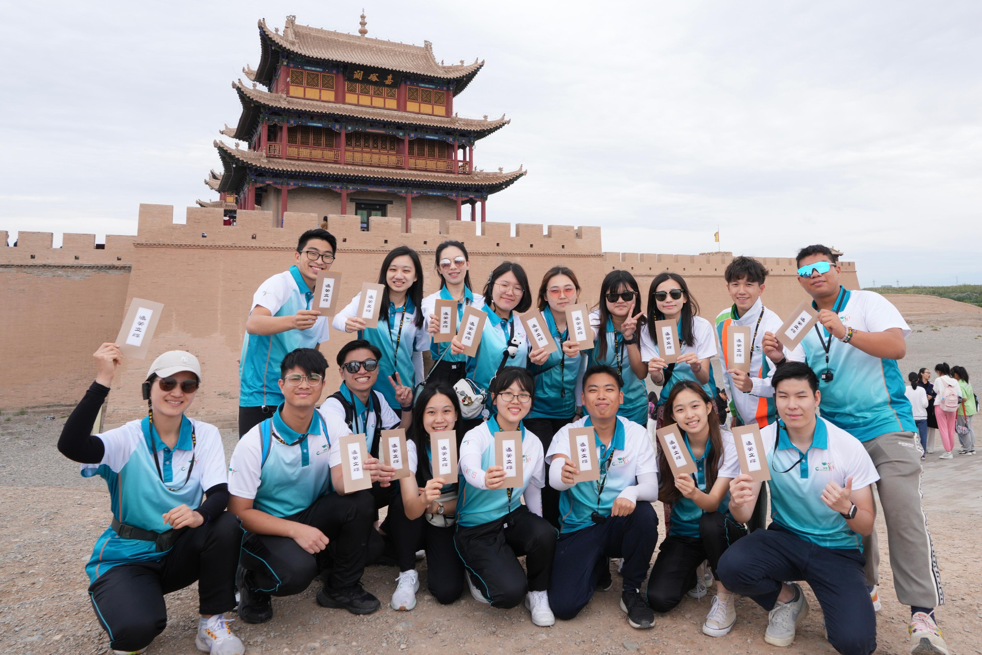 Members of “Customs YES” visited the important Jiayu Pass – the vital ancient military fortress on July 12.