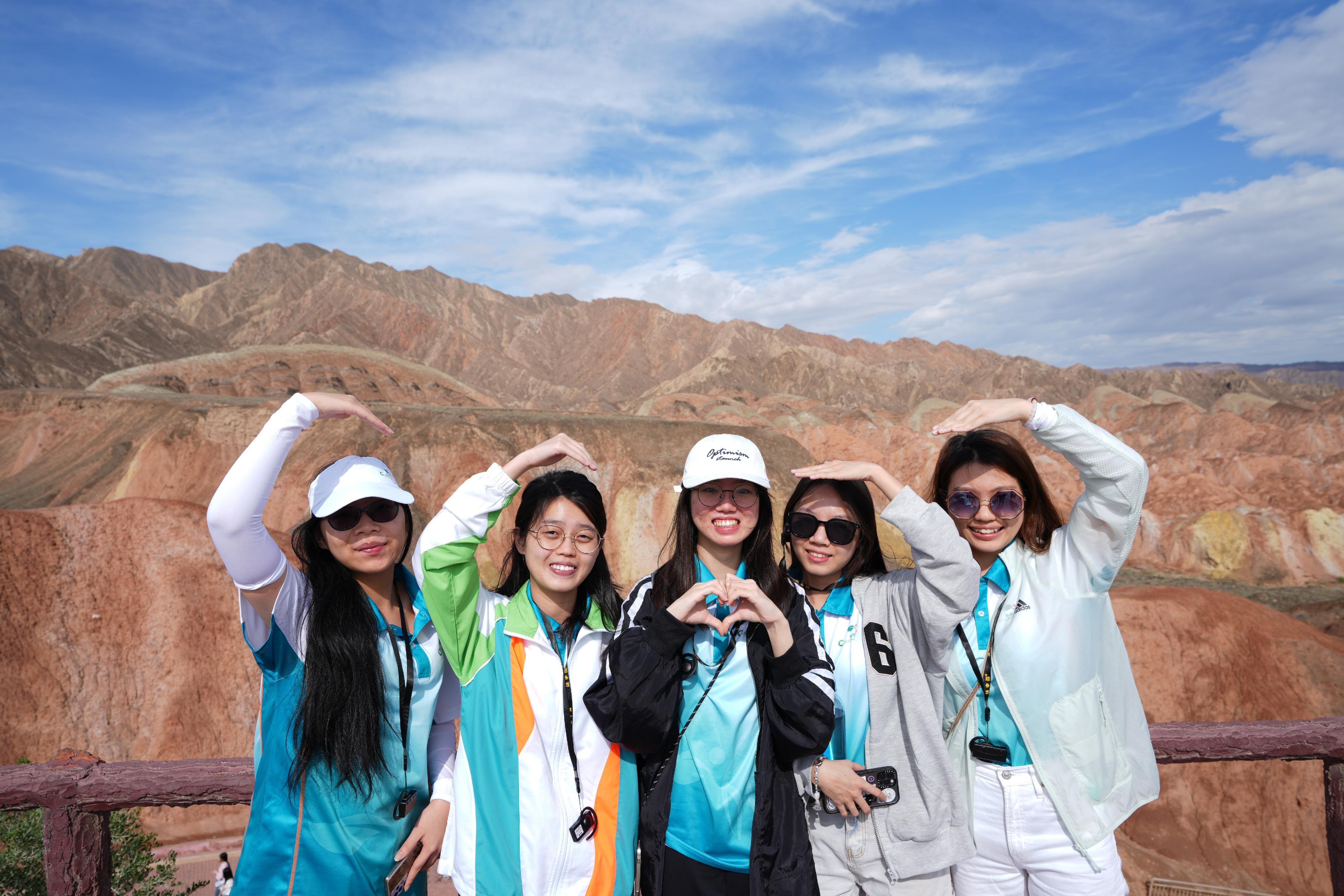 Members of “Customs YES” visited the Danxia National Geopark to appreciate the national natural wonders on July 13.