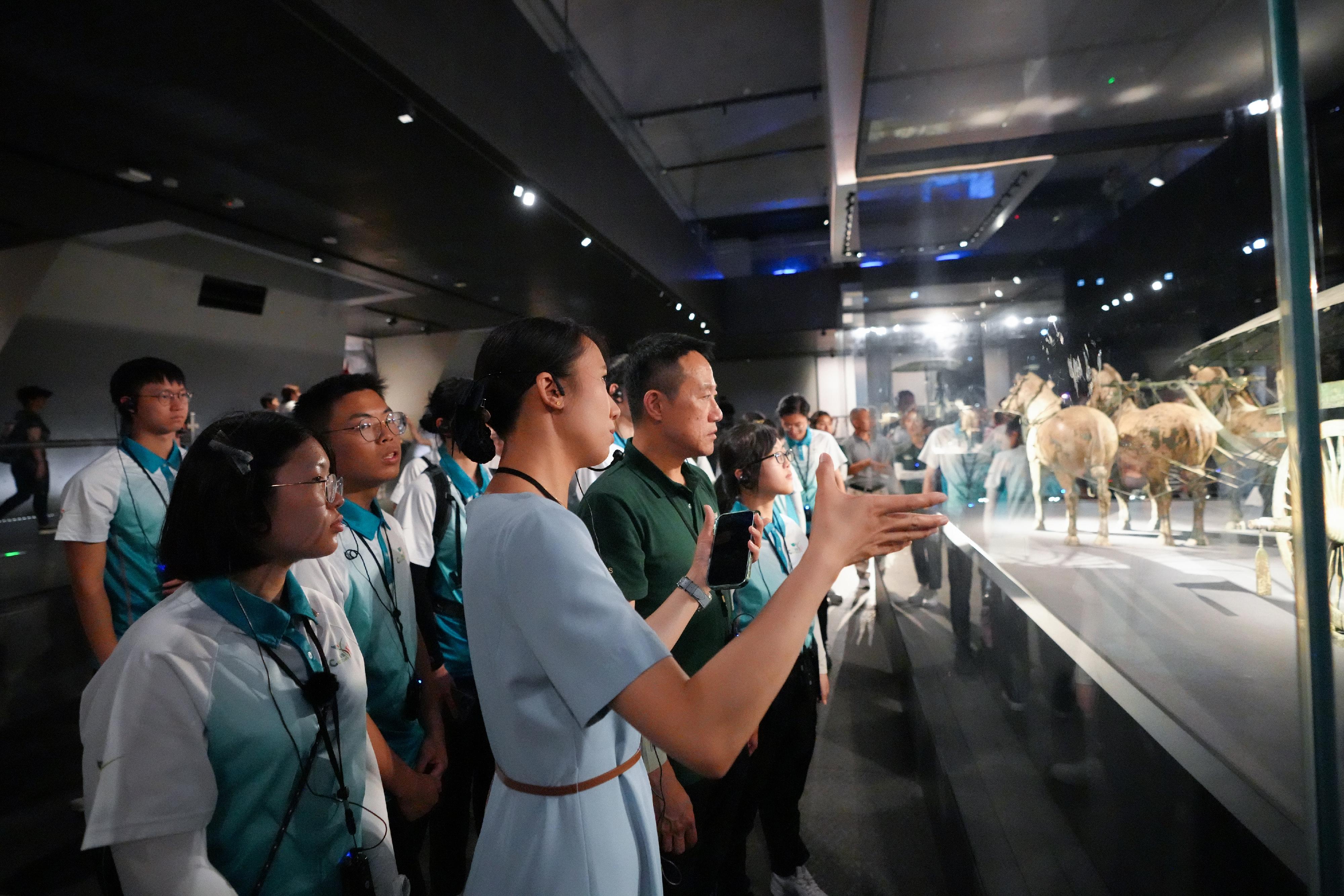 The Deputy Commissioner of Customs and Excise (Control and Enforcement), Mr Chan Tsz-tat (fifth left), and members of “Customs YES” listening to introduction made by a docent of the Bronze Chariots Museum of the Qinshihuang's Mausoleum on July 14.