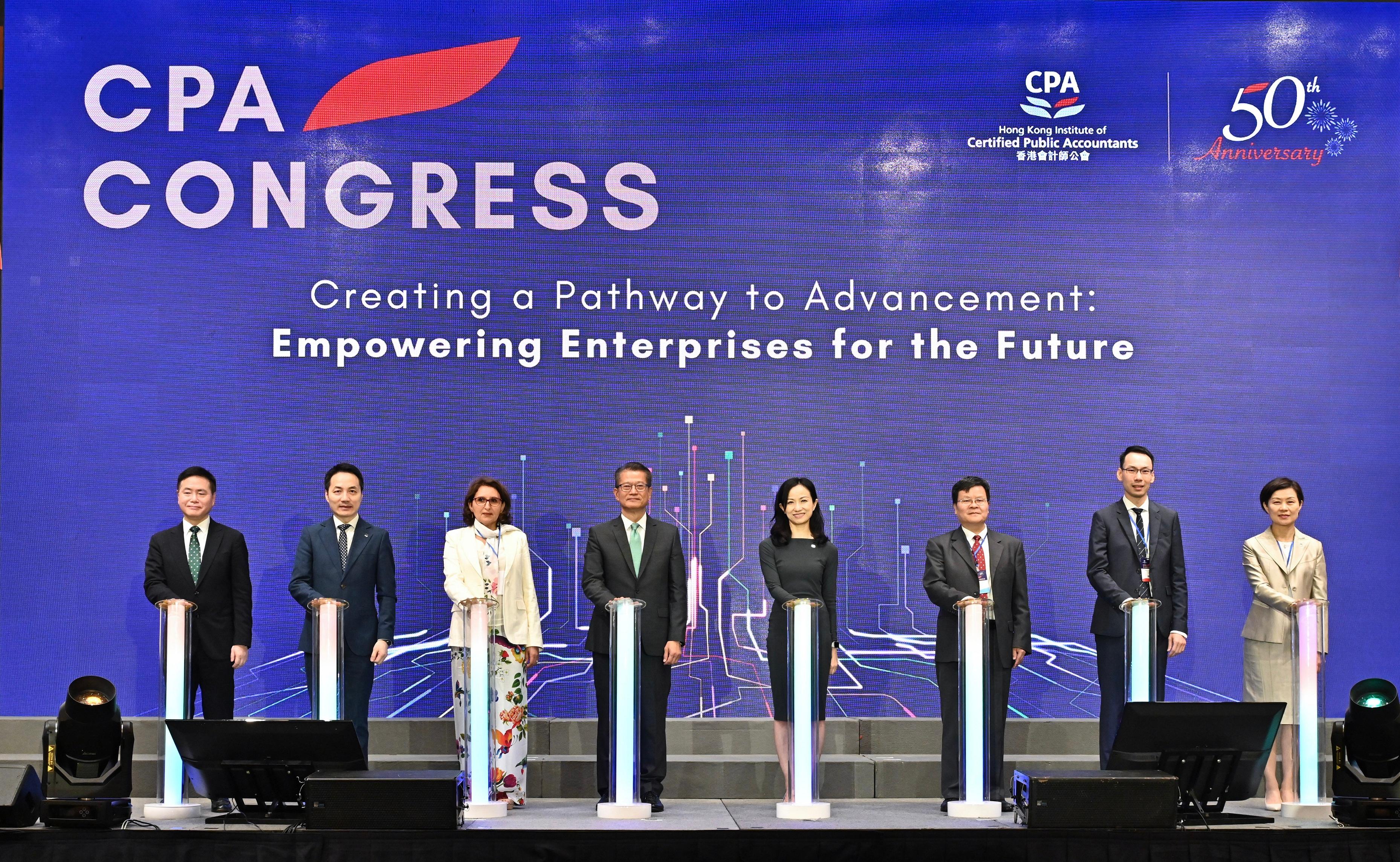 The Financial Secretary, Mr Paul Chan, attended the Hong Kong Institute of Certified Public Accountants CPA Congress today (July 15). Photo shows Mr Chan (fourth left); the Director-General of the Accounting Regulatory Department of the Ministry of Finance, Mr Shu Huihao (third right); the President of the International Federation of Accountants, Ms Asmâa Resmouki (third left); and the President of the Hong Kong Institute of Certified Public Accountants, Ms Loretta Fong (fourth right), at the congress.
