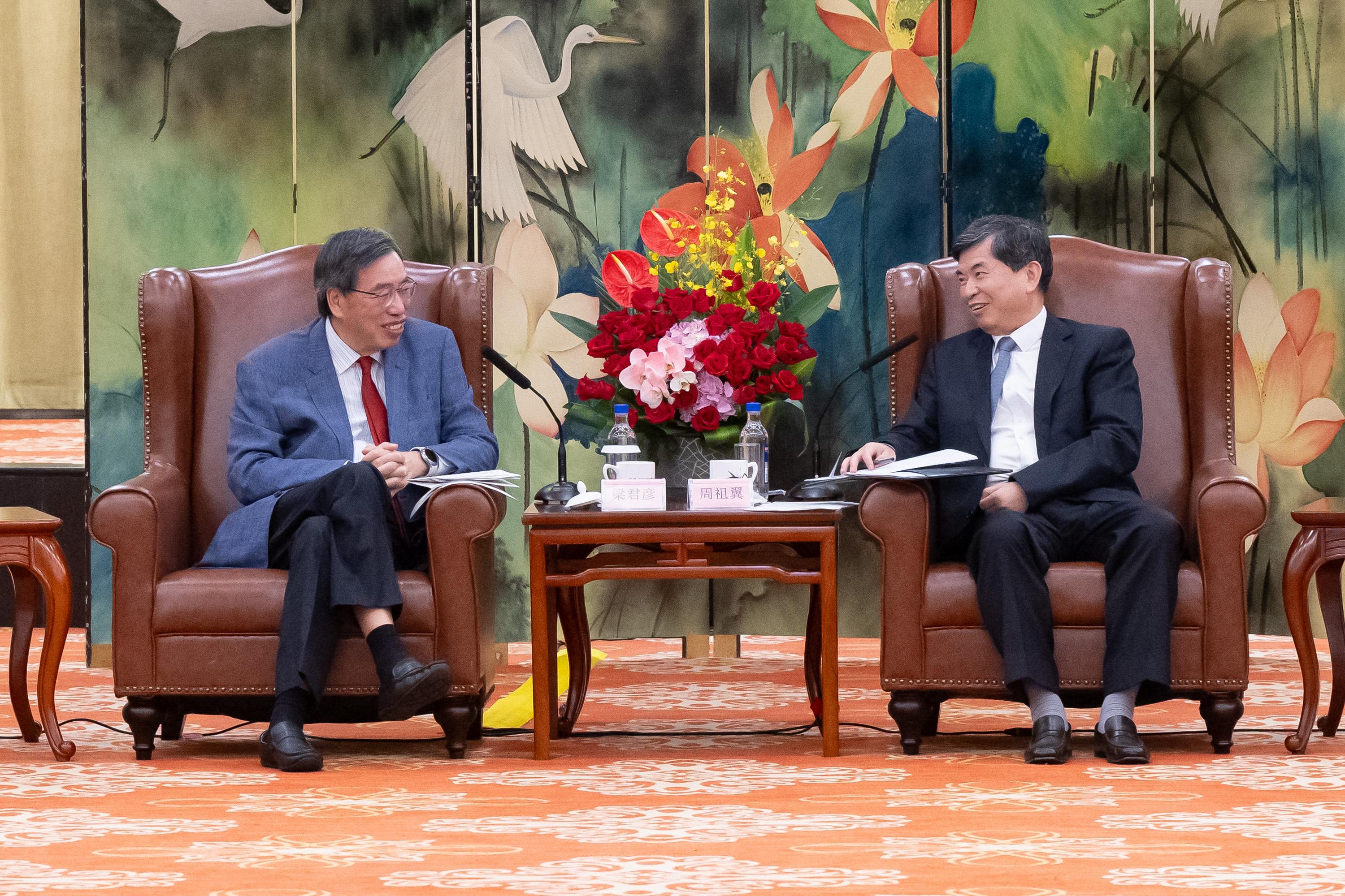 The Legislative Council (LegCo) delegation begins the five-day study visit in Fujian province today (July 15). Photo shows the President of LegCo, Mr Andrew Leung (left), meets the Secretary of Fujian Provincial Committee and Chairman of the Standing Committee of Fujian Provincial People's Congress, Mr Zhou Zuyi (right).

