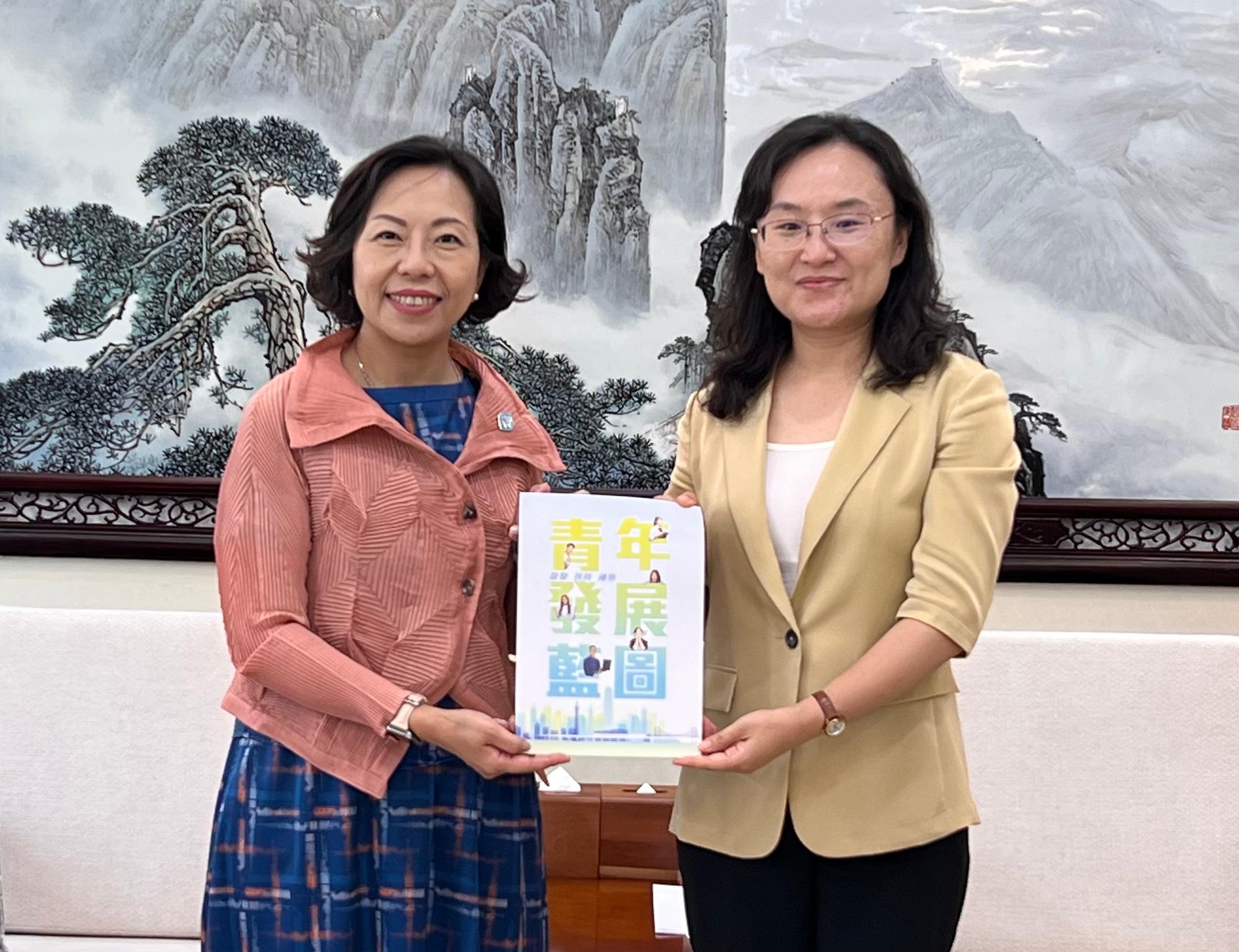 The Secretary for Home and Youth Affairs, Miss Alice Mak, continued her visit in Beijing today (July 17) and visited the All-China Youth Federation (ACYF). Photo shows Miss Mak (left) meeting with the person-in-charge of the ACYF, Ms Wang Yi (right), to exchange views on work, including helping Hong Kong youths integrate into the overall development of the country and further encouraging youth exchanges between the Mainland and Hong Kong.
