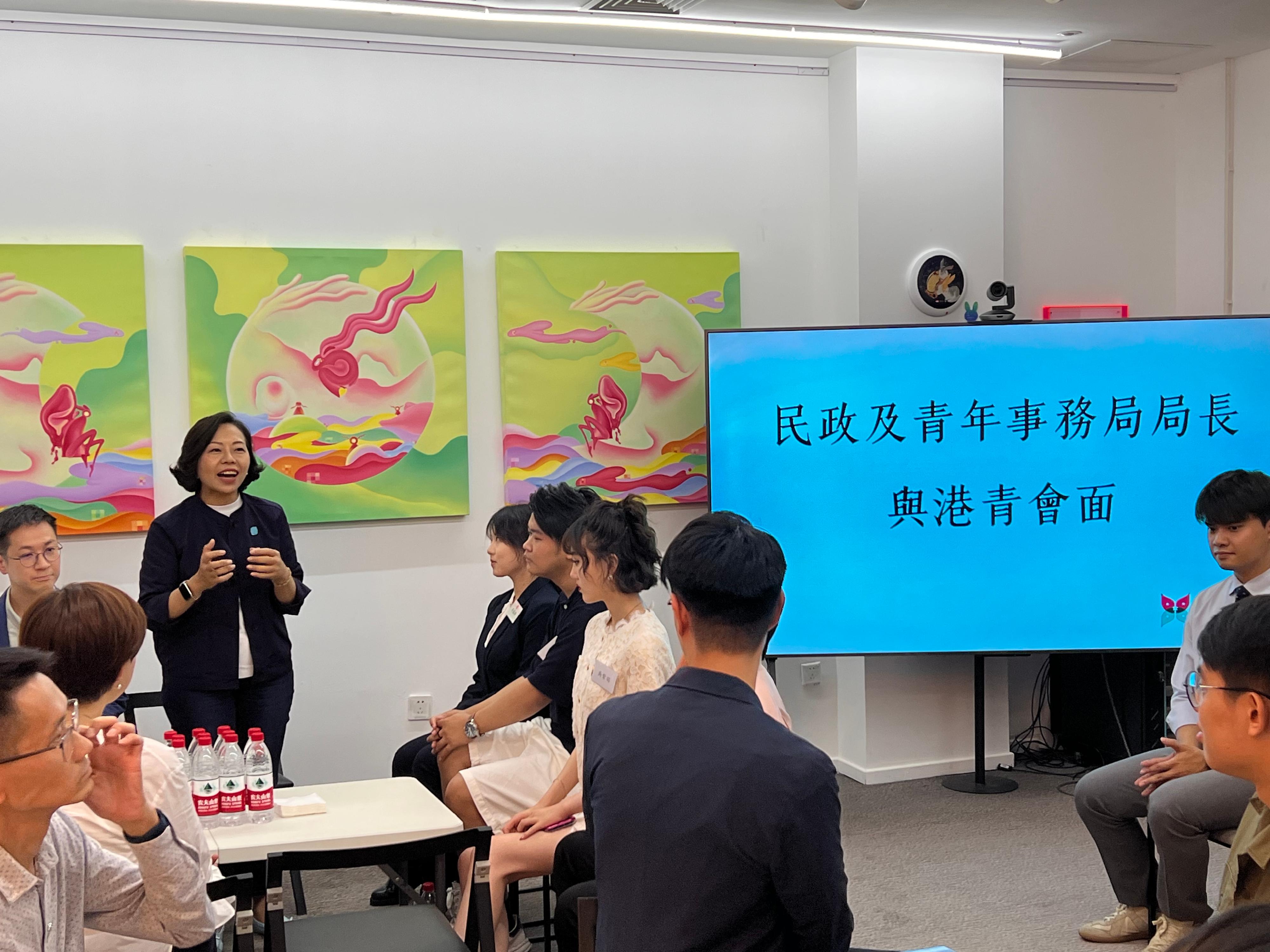 The Secretary for Home and Youth Affairs, Miss Alice Mak, began her visit in Beijing yesterday (July 16). Photo shows Miss Mak (back row, second left) meeting with Hong Kong youths and student groups in Beijing upon her arrival to learn about their study, work and life on the Mainland.

