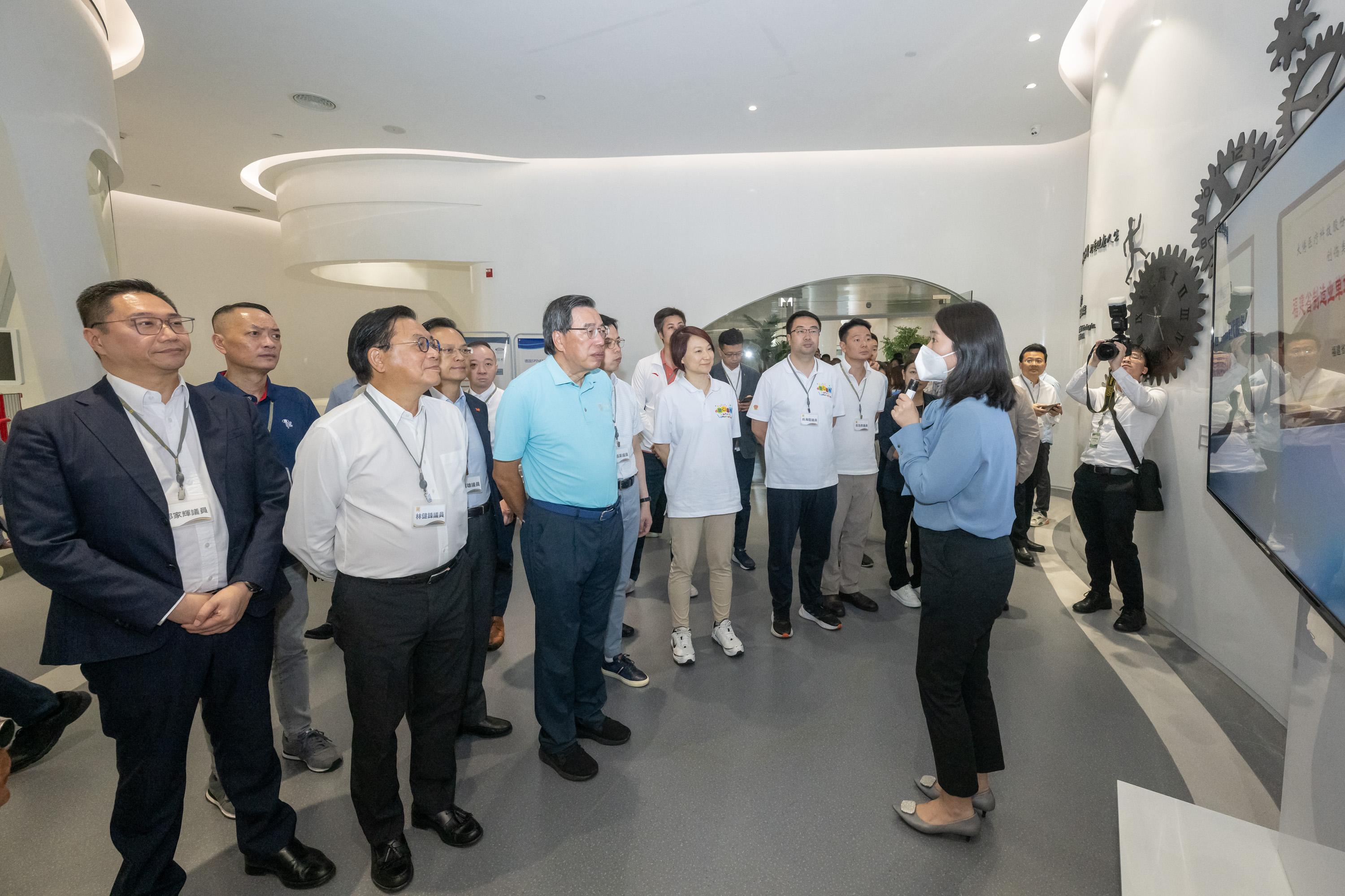 The delegation of the Legislative Council (LegCo), led by the LegCo President, Mr Andrew Leung, continues its study visit in Fujian and visits Xiamen today (July 17). Photo shows the delegation visiting Double Medical Technology Inc.