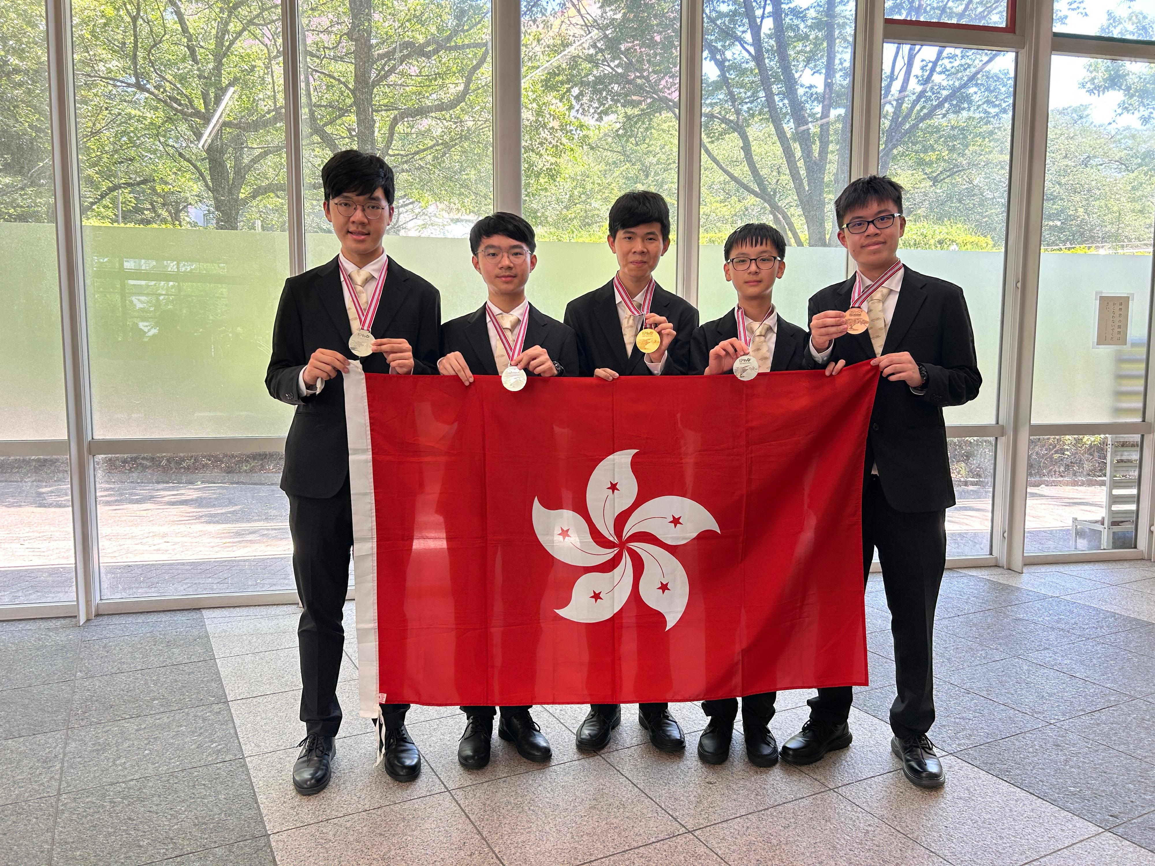 Five students representing Hong Kong achieved remarkable results in the 53rd International Physics Olympiad which was held in Japan from July 10 to 17. They are (from left) Kwok Ching-yeung, Hui Pok-shing, Lam Chung-wang, Liu Lincoln and Kwok Tsz-yin.
