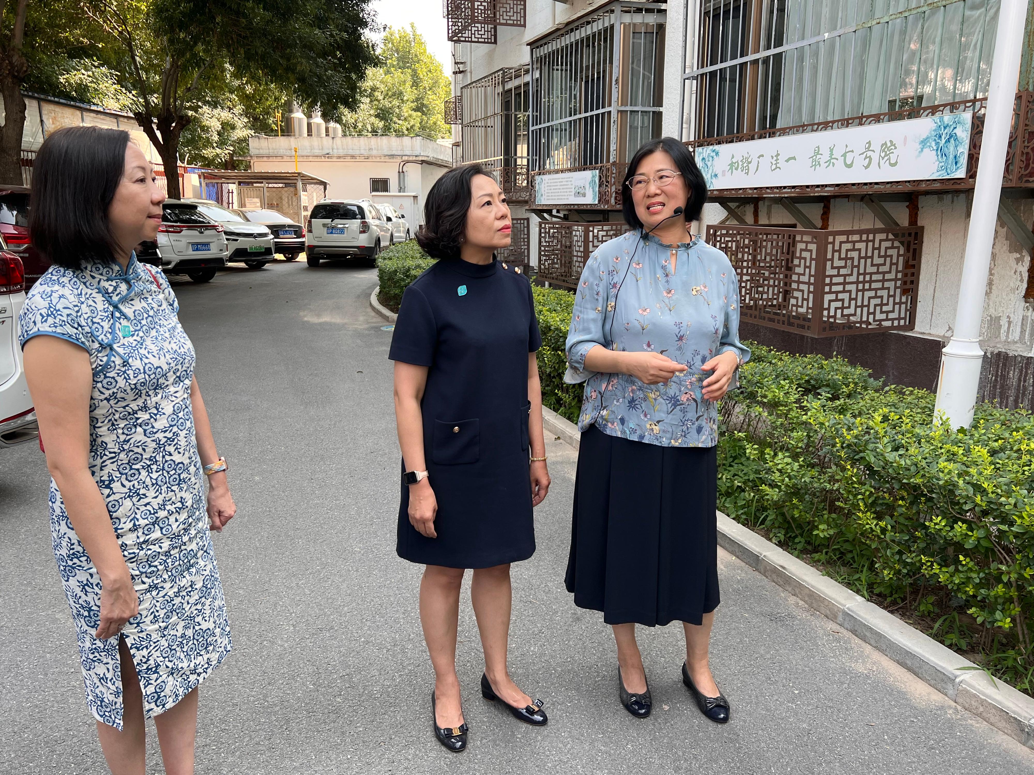 民政及青年事務局（民青局）局長麥美娟今日（七月十八日）繼續在北京的訪問行程。圖示麥美娟（中）和民青局常任秘書長林雪麗（左）參觀紫竹院街道。
