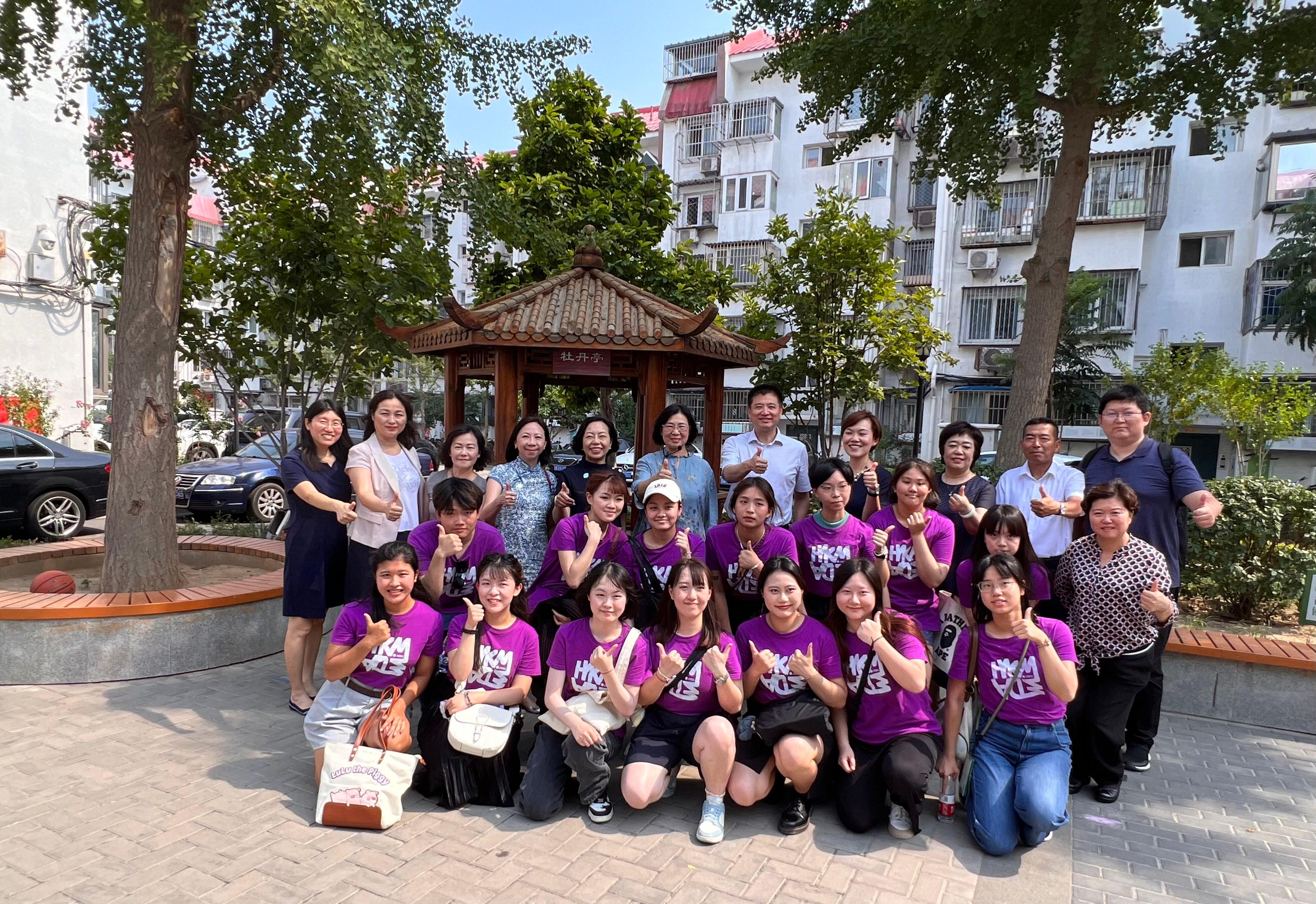 The Secretary for Home and Youth Affairs, Miss Alice Mak, continued her visit in Beijing today (July 18) and visited Hong Kong youths on internships at the Sub-district Office of Haidian District. Photo shows Miss Mak (third row, fifth left); the Permanent Secretary for Home and Youth Affairs, Ms Shirley Lam (third row, fourth left); and the Director of Home Affairs, Mrs Alice Cheung (third row, third left), with the youths.
