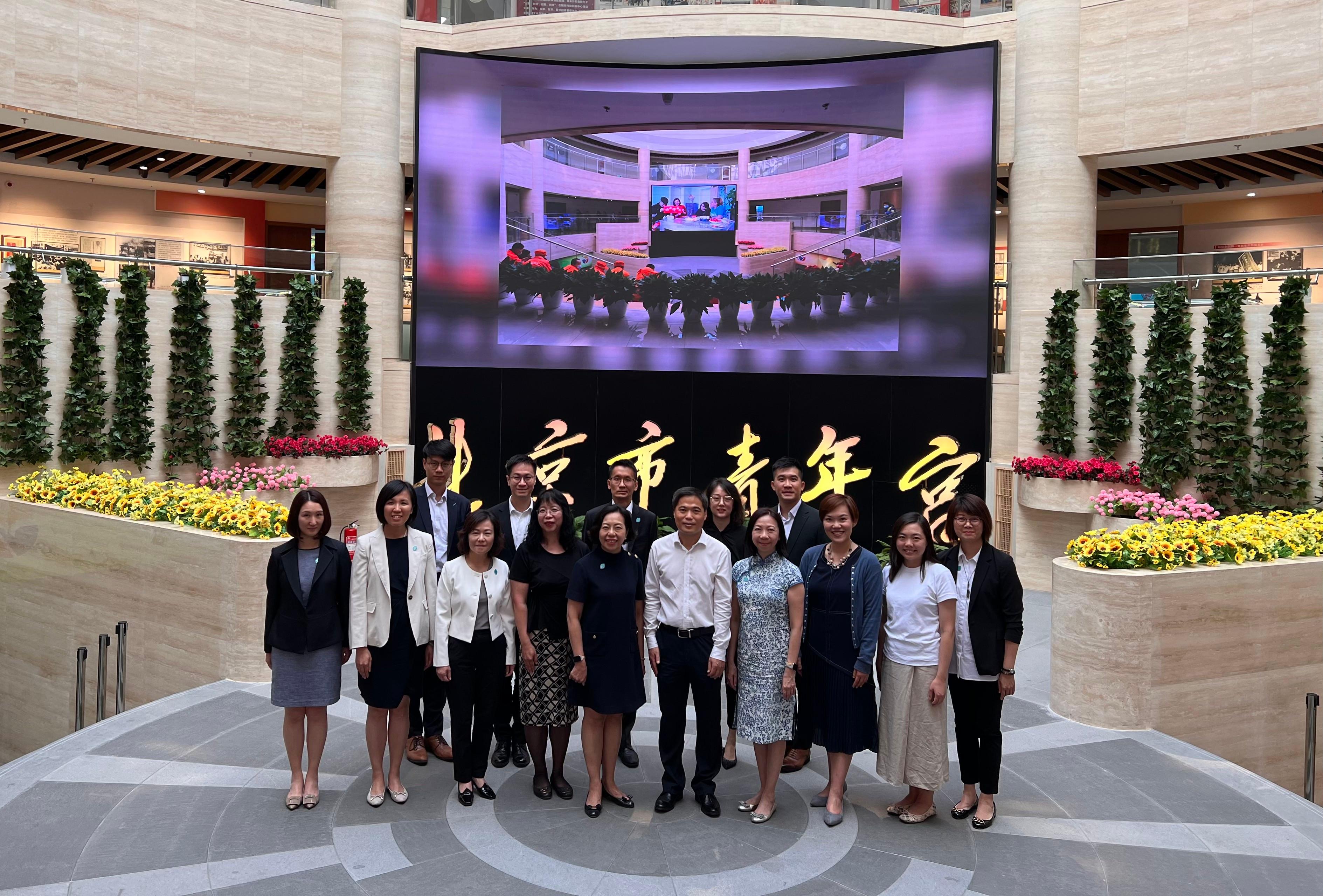 The Secretary for Home and Youth Affairs, Miss Alice Mak, continued her visit in Beijing today (July 18) and visited the Beijing Youth Palace. Photo shows Miss Mak (front row, fifth left); the Permanent Secretary for Home and Youth Affairs, Ms Shirley Lam (front row, fourth right), and the Director of Home Affairs, Mrs Alice Cheung (front row, third left), at the Beijing Youth Palace.