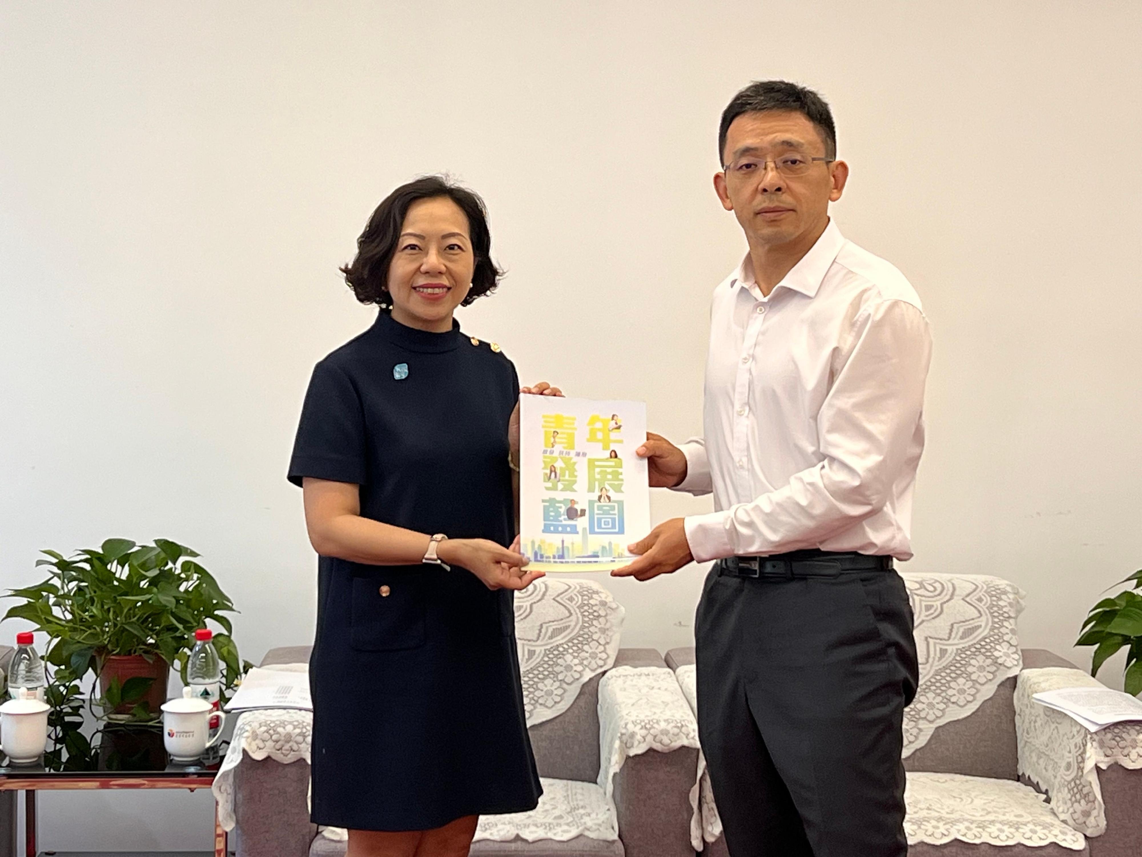 The Secretary for Home and Youth Affairs, Miss Alice Mak, continued her visit in Beijing today (July 18). Photo shows Miss Mak (left) meeting with the honorary president of the Beijing Youth Federation, Mr Zheng Xiaobo.
