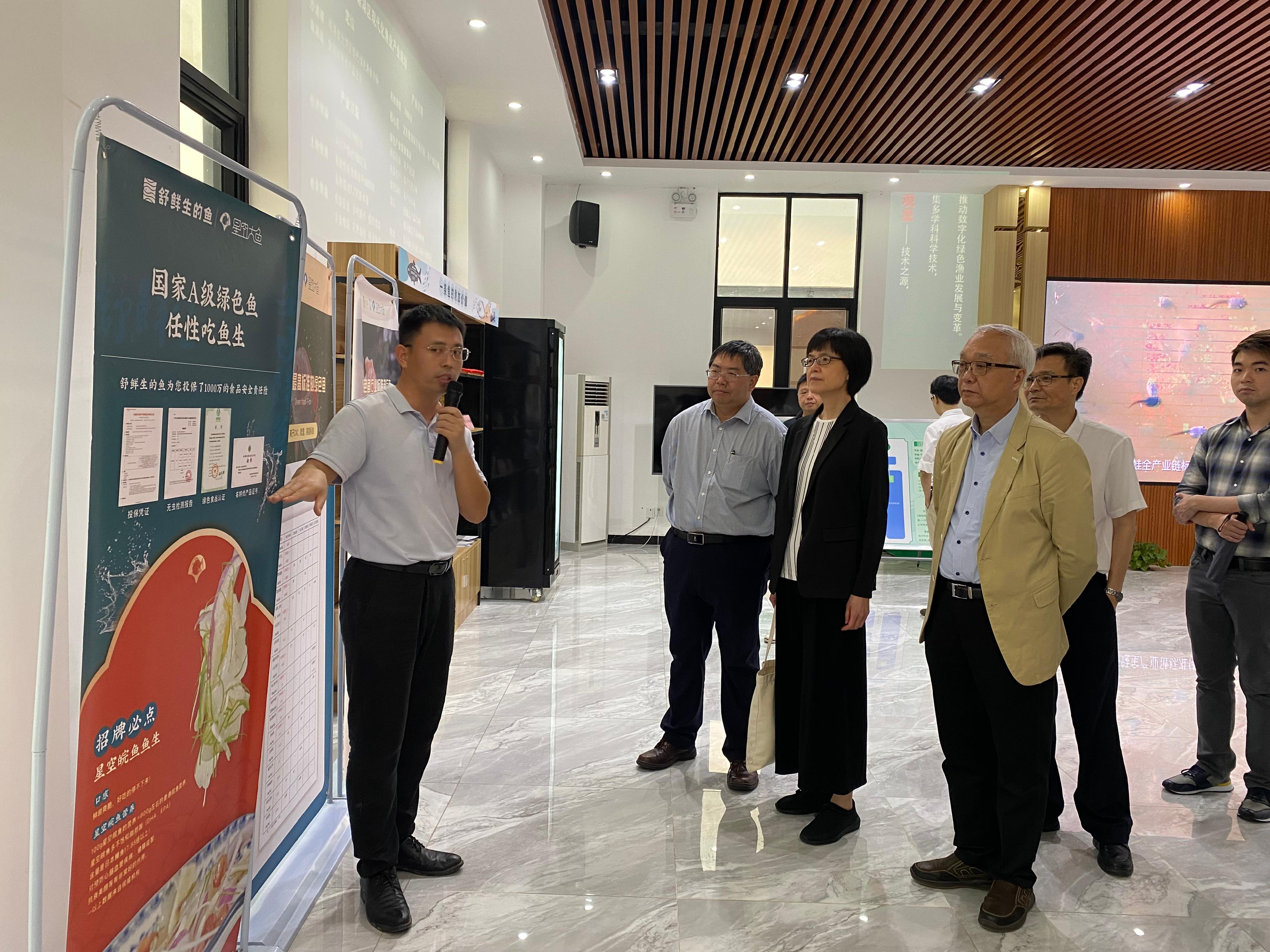 The Secretary for Environment and Ecology, Mr Tse Chin-wan, began his visit in Guangzhou and Zhaoqing today (July 18) and visited the aquaculture farm of Guanxing (Zhaoqing) Agricultural Technology Co. Ltd in the afternoon. Photo shows Mr Tse (fourth left); the Permanent Secretary for Environment and Ecology (Food), Miss Vivian Lau (third left); and the Director of Agriculture, Fisheries and Conservation, Dr Leung Siu-fai (second left), receiving a briefing from a representative of the farm on the latest developments in aquaponic container farming.
