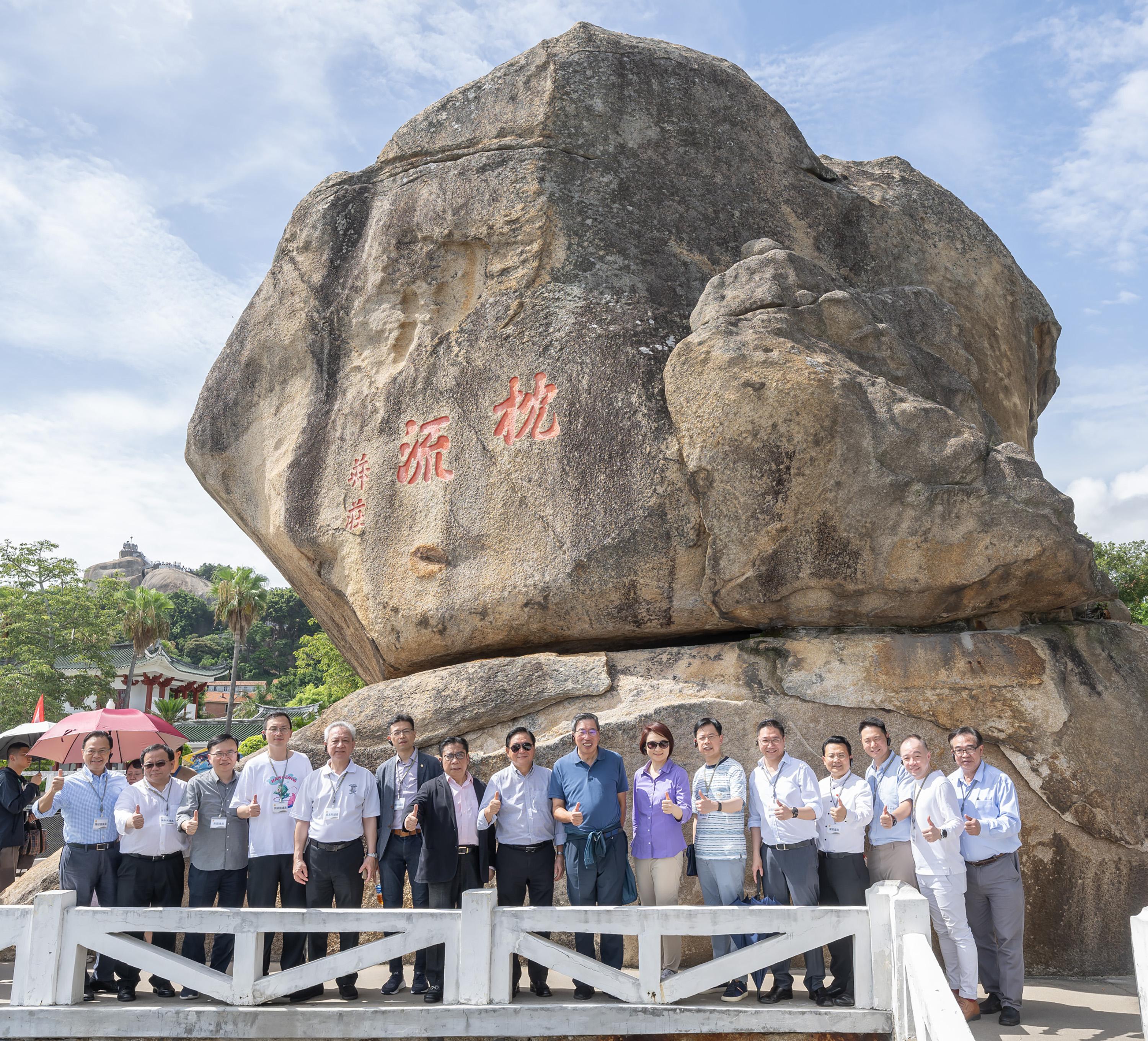 立法会主席梁君彦率领立法会代表团今日（七月十八日）继续在厦门进行职务考察。图示立法会代表团参观鼓浪屿。