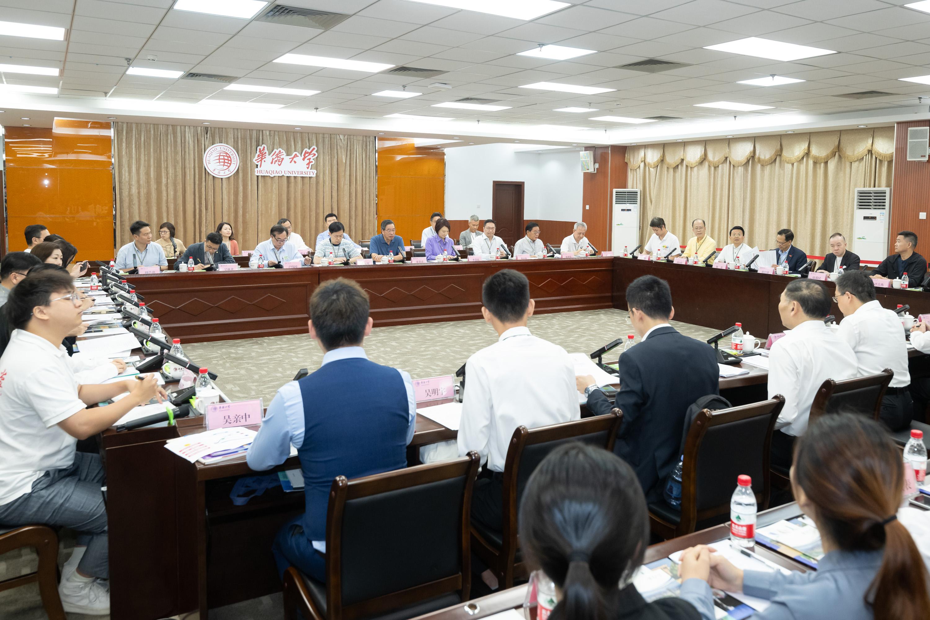 The delegation of the Legislative Council (LegCo), led by the LegCo President, Mr Andrew Leung, continued its study visit in Xiamen today (July 18). Photo shows the delegation meeting with Hong Kong students studying in Huaqiao University to learn about their study and employment situation.