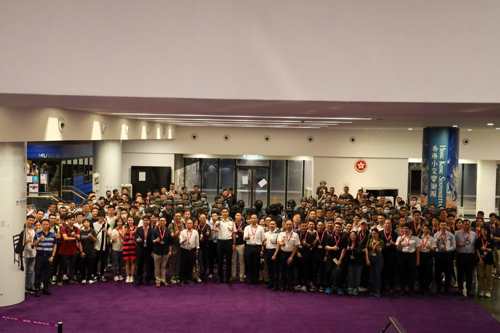 About 200 officers from Operations Bureau, Emergency Unit and Police Tactical Unit of Hong Kong Island Region, regular and auxiliary police officers of Central District, Counter Terrorism Response Unit, the head and members of the delegation of the Volunteer Special Constabulary of the Singapore Police Force, the Chairman and members of the Wan Chai District Fight Crime Committee, and a number of students participated in the counter-terrorism exercise codenamed "PURPLEFLAME" at the Hong Kong City Hall in the early hours today (July 19).