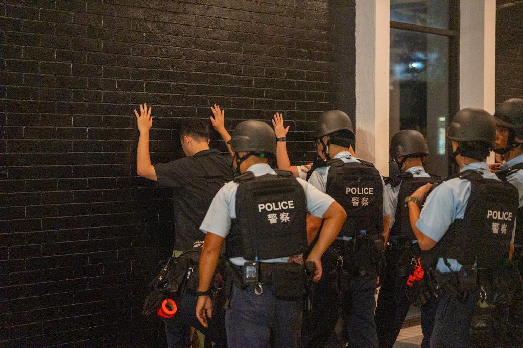 警方今日（七月十九日）凌晨在香港大會堂舉行代號「紫焰」的反恐演習。圖示人員截查可疑人士。
