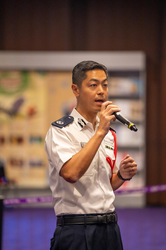 警方今日（七月十九日）凌晨在香港大会堂举行代号「紫焰」的反恐演习。图示港岛总区指挥官郭嘉铨感谢参与是次演习的人员。