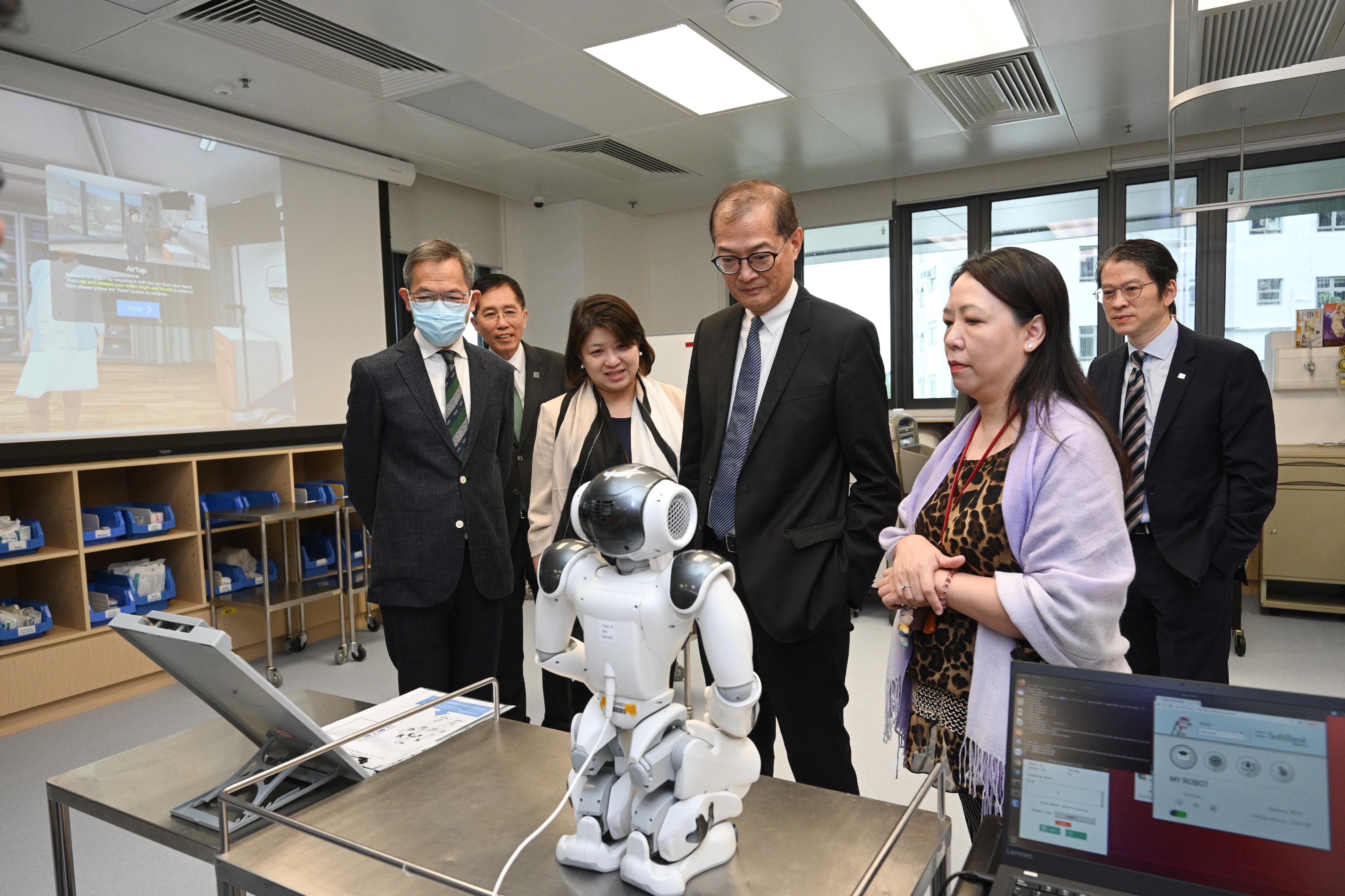 The Secretary for Health, Professor Lo Chung-mau (third right), and the Under Secretary for Health, Dr Libby Lee (fourth right), visit the Li Ka Shing Faculty of Medicine of the University of Hong Kong (HKUMed) today (July 19), and receive a briefing by the HKUMed staff on the use of technology in enhancing students’ communication skills during the nursing process. Looking on is the Dean of the HKUMed, Professor Lau Chak-sing (first left).
