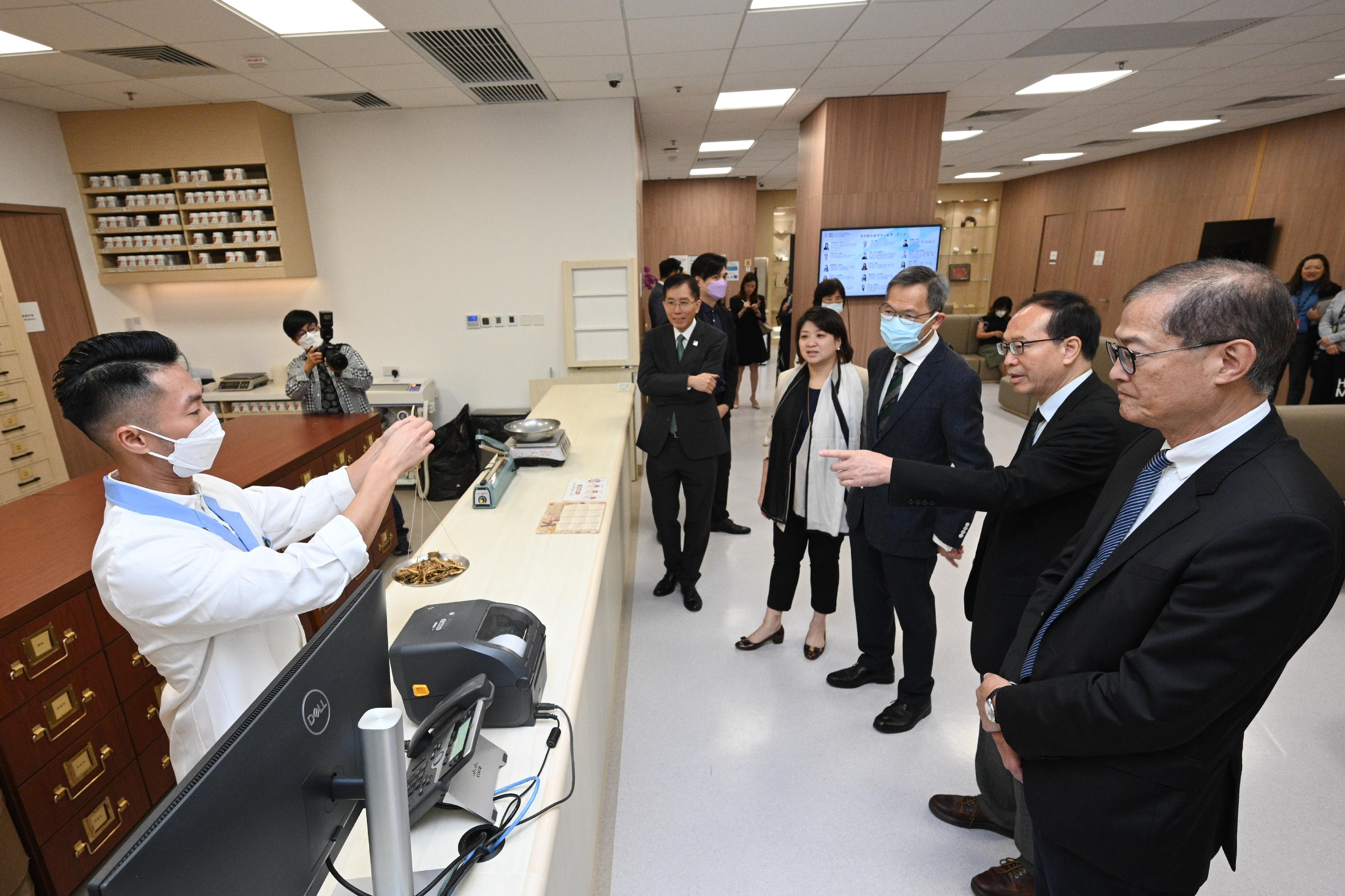 The Secretary for Health, Professor Lo Chung-mau (first right), and the Under Secretary for Health, Dr Libby Lee (fourth right), pay a visit to the Li Ka Shing Faculty of Medicine of the University of Hong Kong (HKUMed) today (July 19) and tour the Chinese Medicine Specialist Clinical Centre for Teaching and Research of its School of Chinese Medicine in the company of the Dean of the HKUMed, Professor Lau Chak-sing (third right) to get a better understanding of the Chinese medicine clinical training as well as out-patient services offered by the Centre.