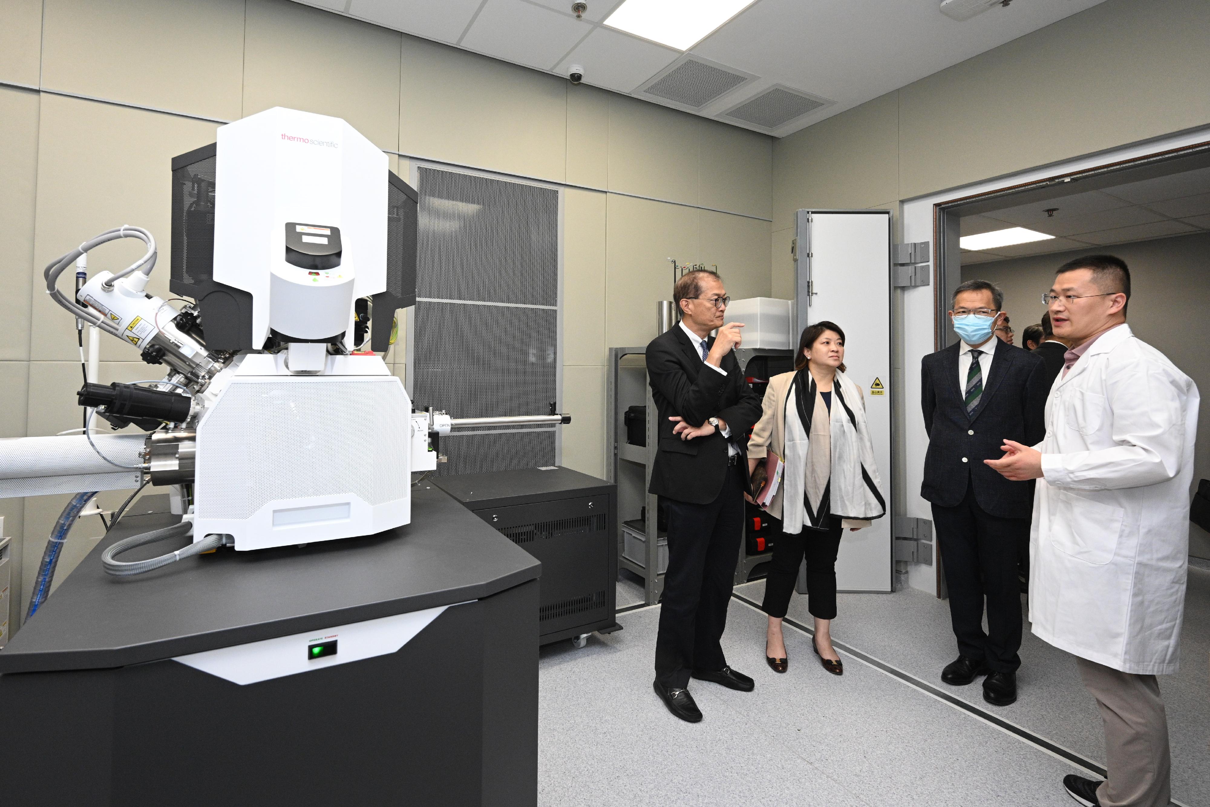 The Secretary for Health, Professor Lo Chung-mau (first left), and the Under Secretary for Health, Dr Libby Lee (second left), pay a visit to the Li Ka Shing Faculty of Medicine of the University of Hong Kong (HKUMed) today (July 19) and tour its cryo-electron microscopy laboratory to learn about the latest progress of the relevant research. Looking on is the Dean of the HKUMed, Professor Lau Chak-sing (second right).

