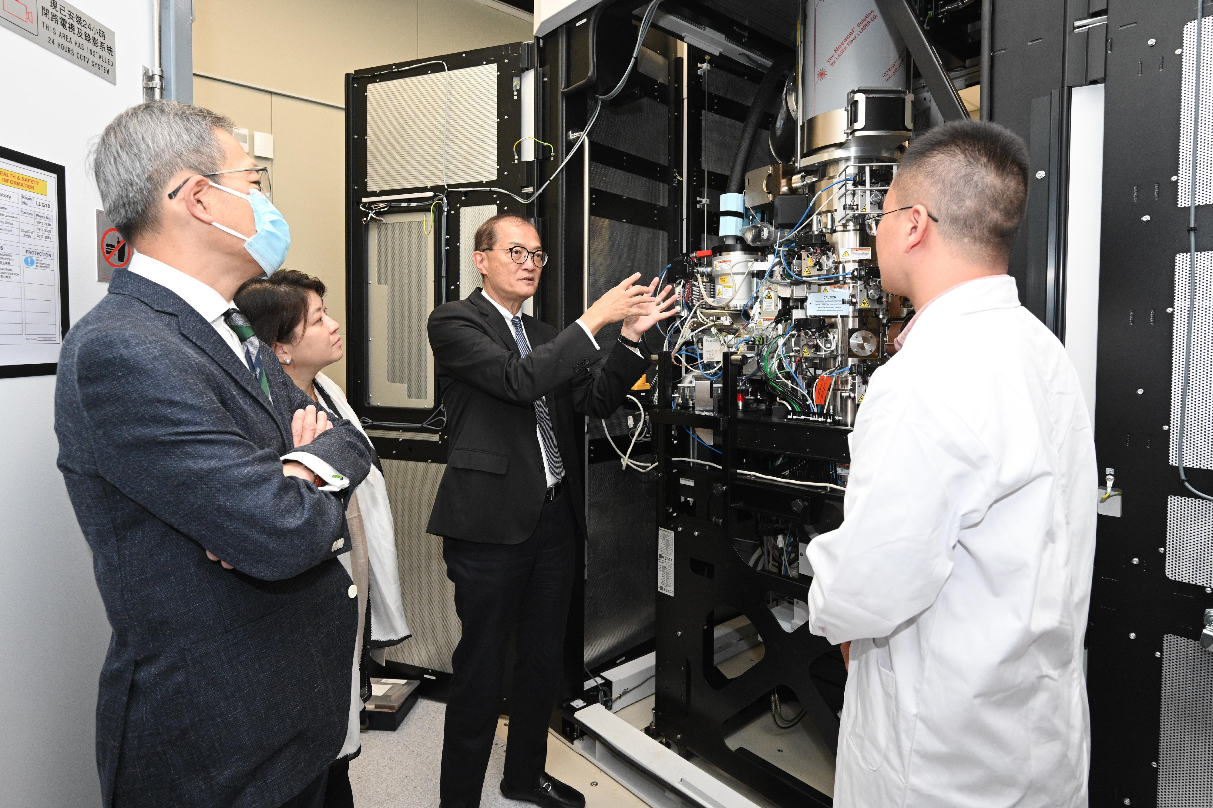 The Secretary for Health, Professor Lo Chung-mau (third left), and the Under Secretary for Health, Dr Libby Lee (second left), visit the Li Ka Shing Faculty of Medicine of the University of Hong Kong (HKUMed) today (July 19) and receive a briefing by the staff of its cryo-electron microscopy laboratory on their research technology. Looking on is the Dean of the HKUMed, Professor Lau Chak-sing (first left).

