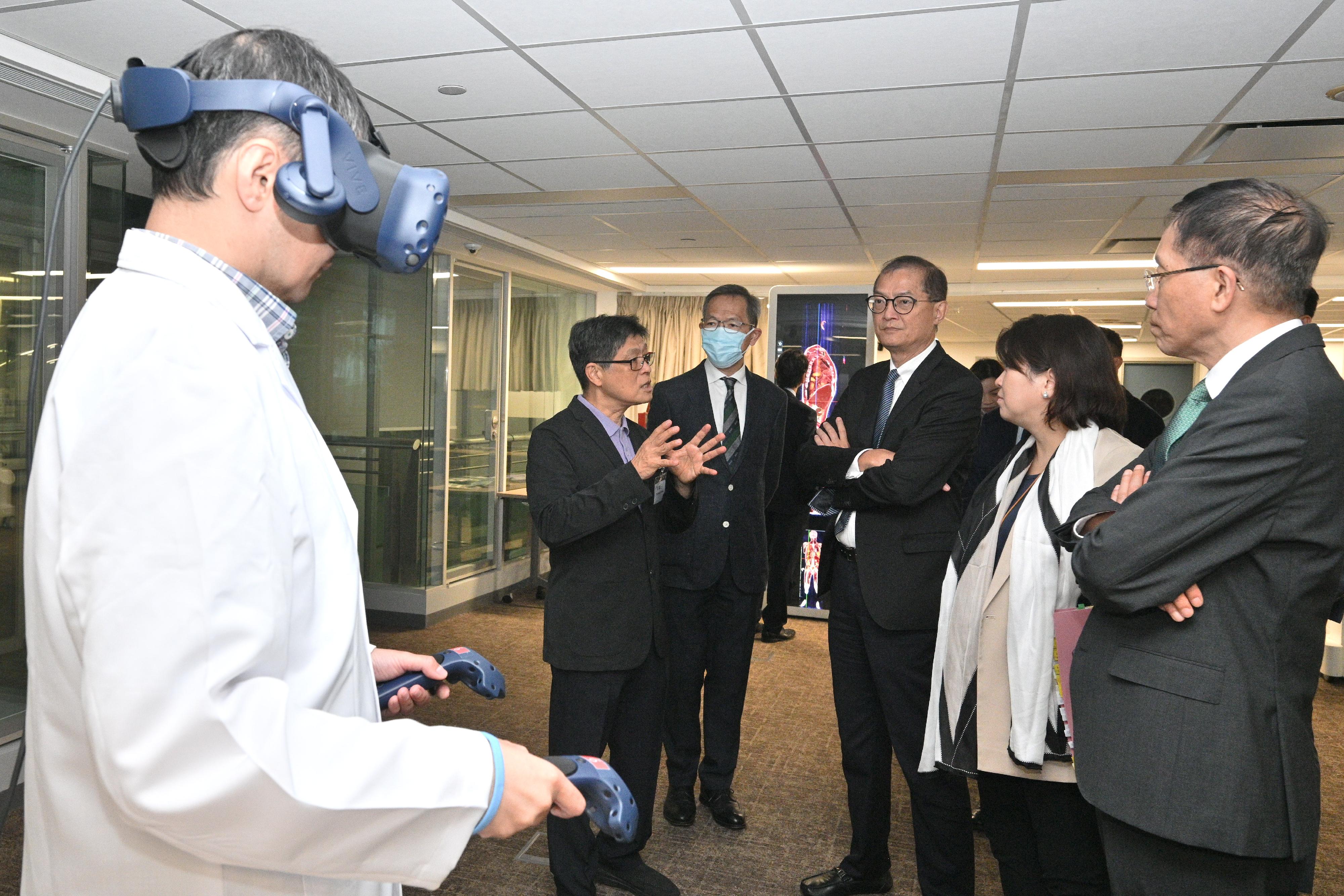 The Secretary for Health, Professor Lo Chung-mau (third left), and the Under Secretary for Health, Dr Libby Lee (second left), visit the Li Ka Shing Faculty of Medicine of the University of Hong Kong (HKUMed) today (July 19) and tour its virtual reality learning space, Technology-Enriched Learning Mezzanine, which enables students to explore and advance their understanding of anatomy with cutting-edge technology.