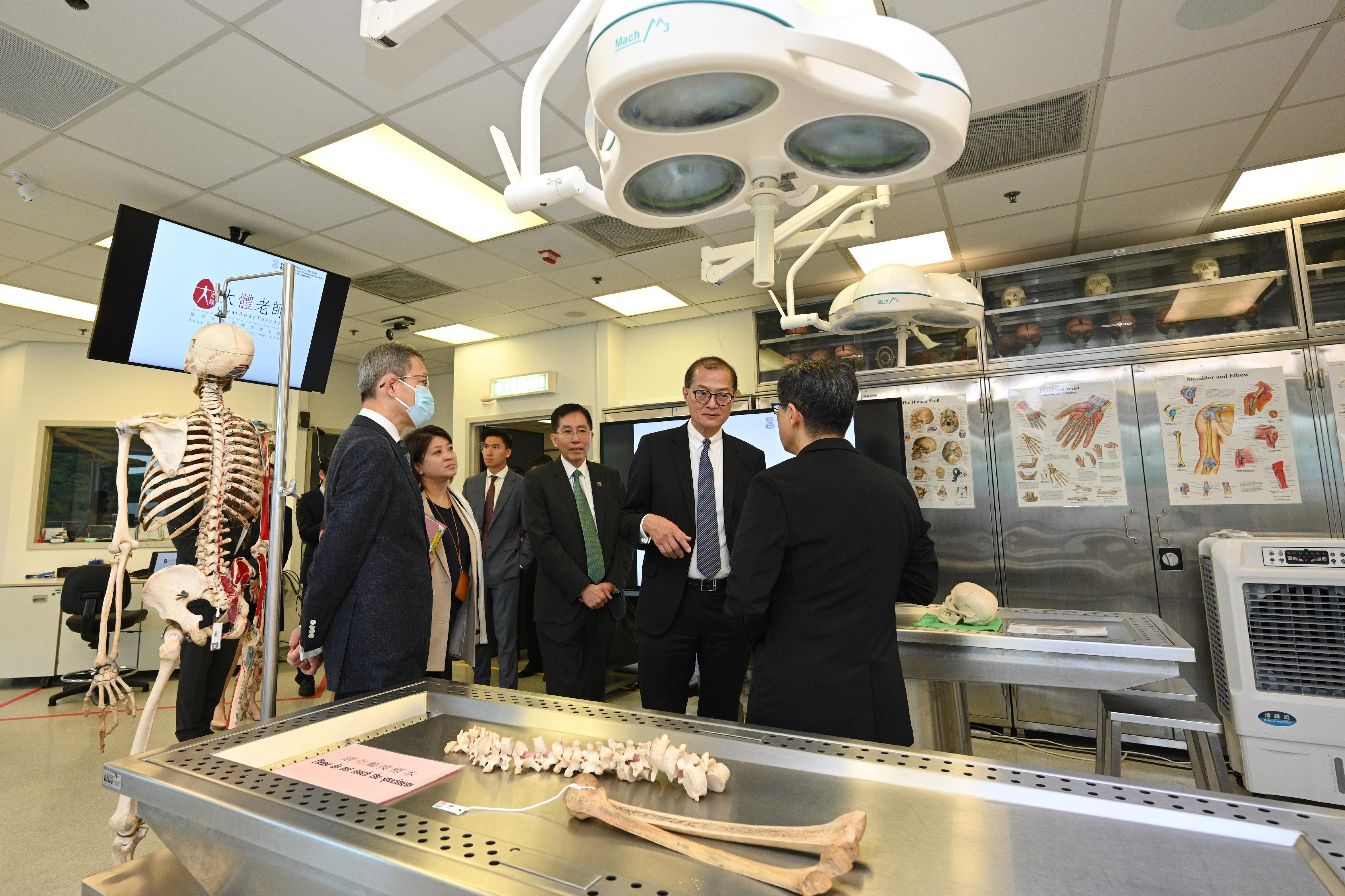 The Secretary for Health, Professor Lo Chung-mau (second right), and the Under Secretary for Health, Dr Libby Lee (second left), visit the Li Ka Shing Faculty of Medicine of the University of Hong Kong (HKUMed) today (July 19) and tour its Anatomy Dissection Laboratory to get a grasp of the education work in anatomy. Looking on is the Dean of the HKUMed, Professor Lau Chak-sing (first left).
