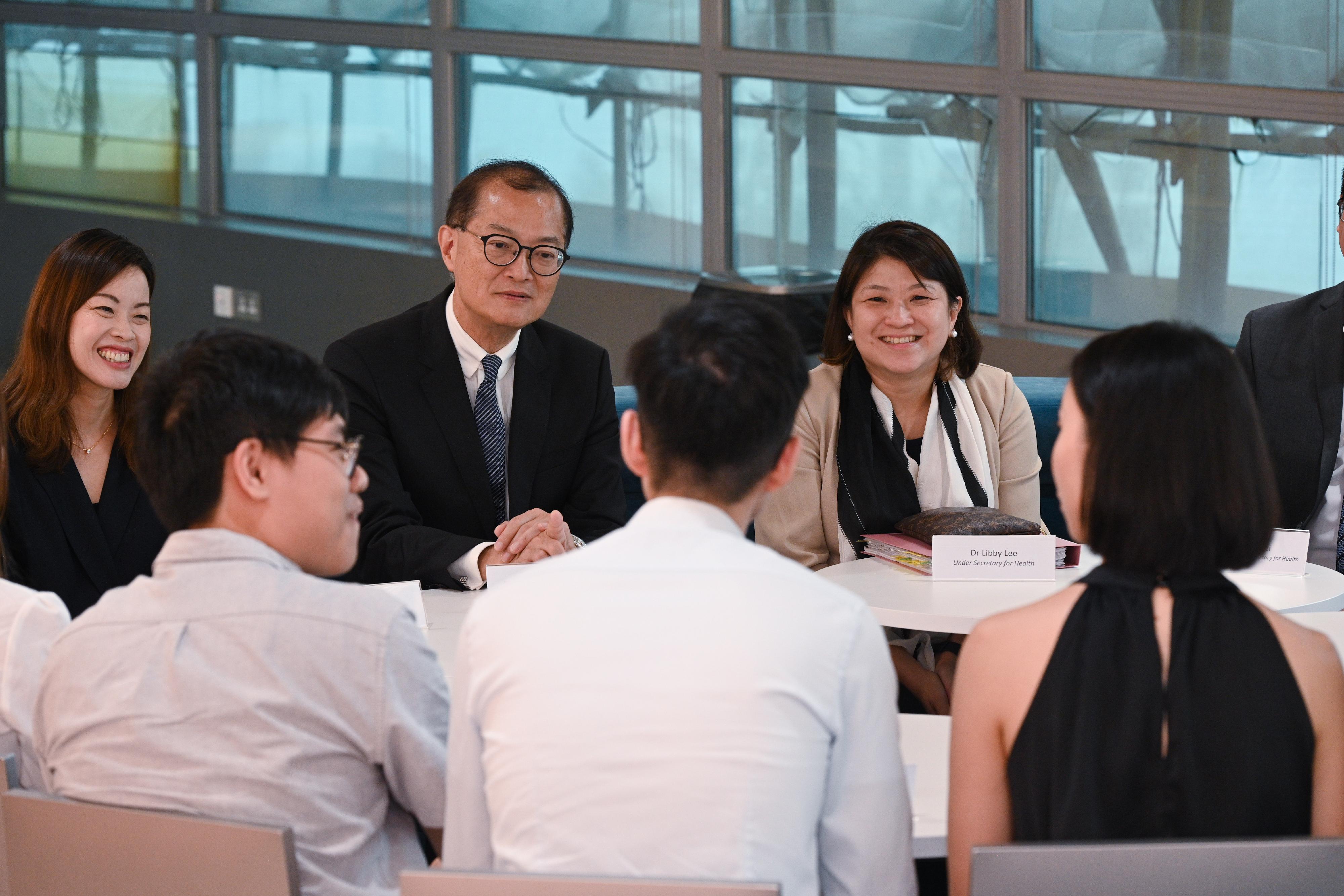 The Secretary for Health, Professor Lo Chung-mau (centre), and the Under Secretary for Health, Dr Libby Lee (right), visit the Li Ka Shing Faculty of Medicine of the University of Hong Kong today (July 19) and meet with students from different departments to understand their learning experiences and aspirations in practicing healthcare professions in the future.
