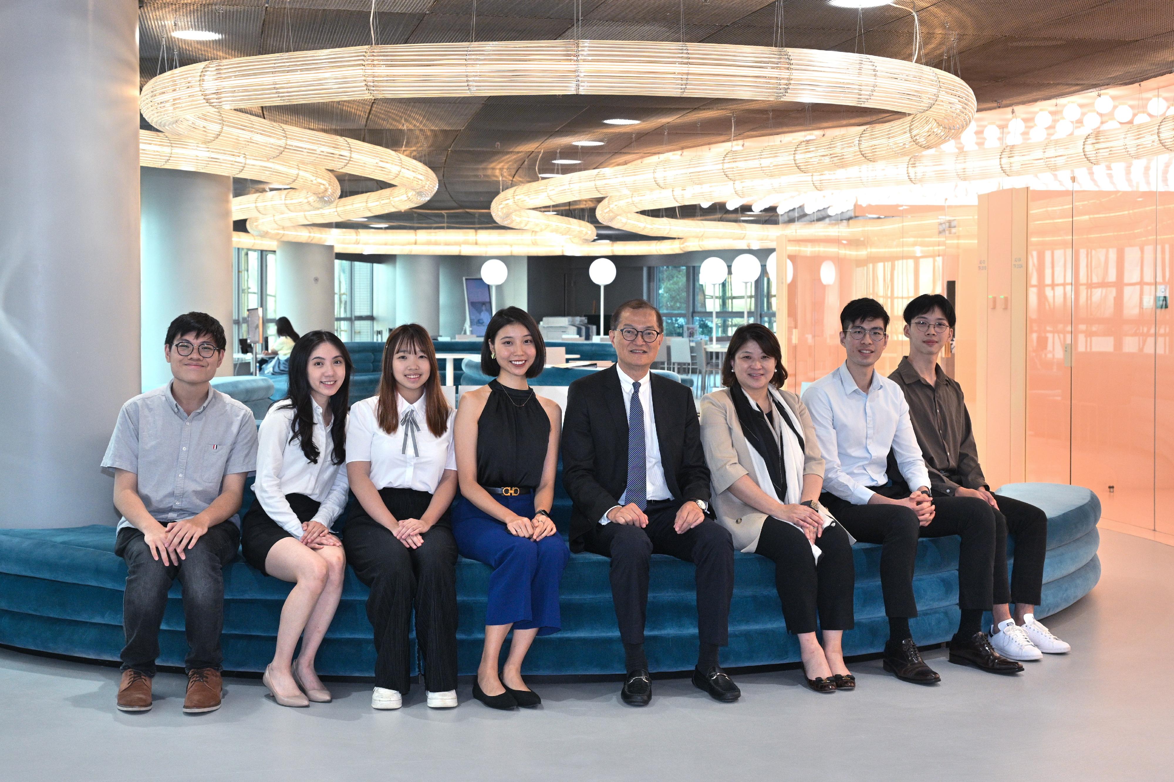 The Secretary for Health, Professor Lo Chung-mau, visits the Li Ka Shing Faculty of Medicine of the University of Hong Kong (HKUMed) today (July 19). Photo shows Professor Lo (fourth right), the Under Secretary for Health, Dr Libby Lee (third right), with students from different departments of the HKUMed.
