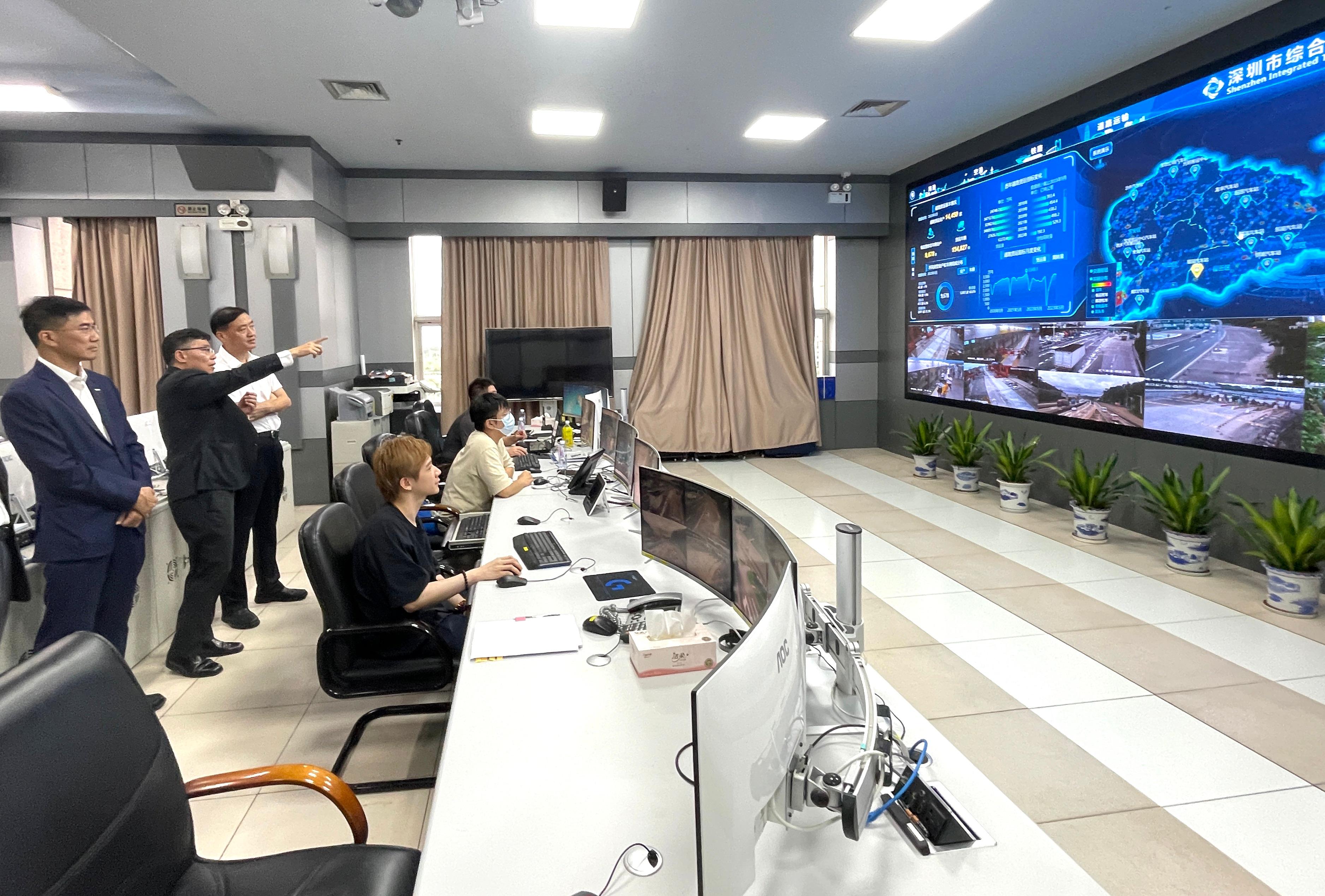 The Secretary for Transport and Logistics, Mr Lam Sai-hung, today (July 19) visited the Shenzhen Transportation Operation Command Center. Photo shows Mr Lam (second left), accompanied by the Chief Executive Officer of the Hong Kong Applied Science and Technology Research Institute, Dr Denis Yip (first left), being briefed by Deputy Director General of the Transport Bureau of the Shenzhen Municipality (Ports Administration of Shenzhen Municipality) Mr Xu Wei (third left), on the city's innovative traffic and transport management model. 