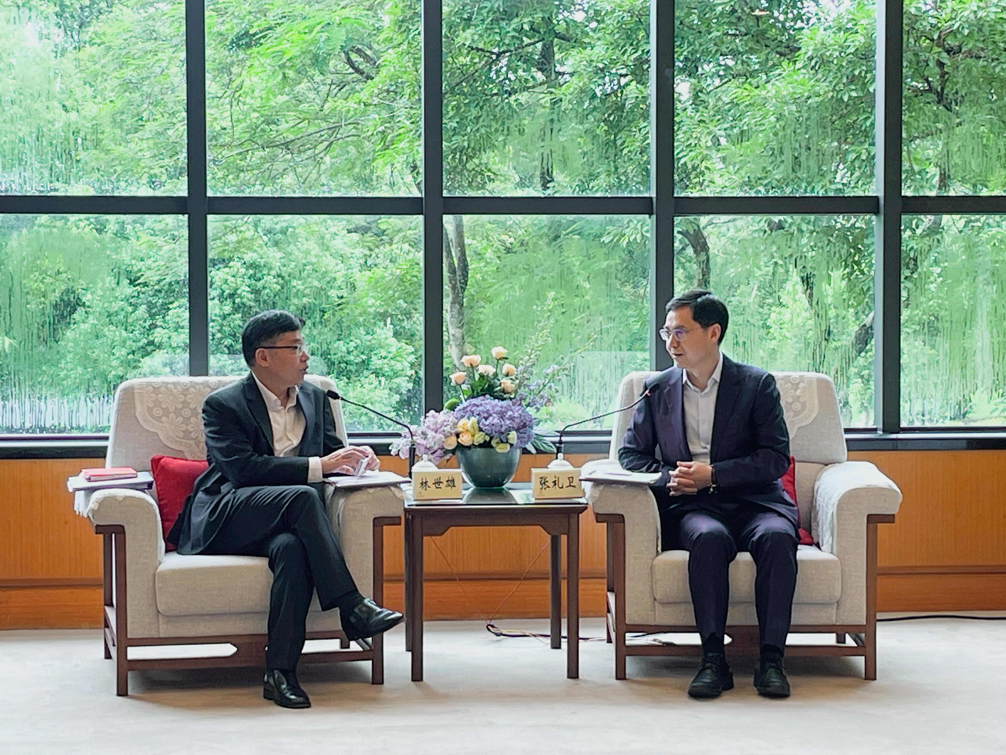 The Secretary for Transport and Logistics, Mr Lam Sai-hung, embarked on a two-day visit to Shenzhen today (July 19) to better understand the latest developments in traffic and transport management, and the autonomous vehicles there. Photo shows Mr Lam (left) paying a call on member of the Party members group of Shenzhen Municipal People's Government Mr Zhang Liwei (right), to exchange views on how to accelerate the interconnection of the transport networks of the Guangdong-Hong Kong-Macao Greater Bay Area and strengthen co-operation in promoting smart transport.