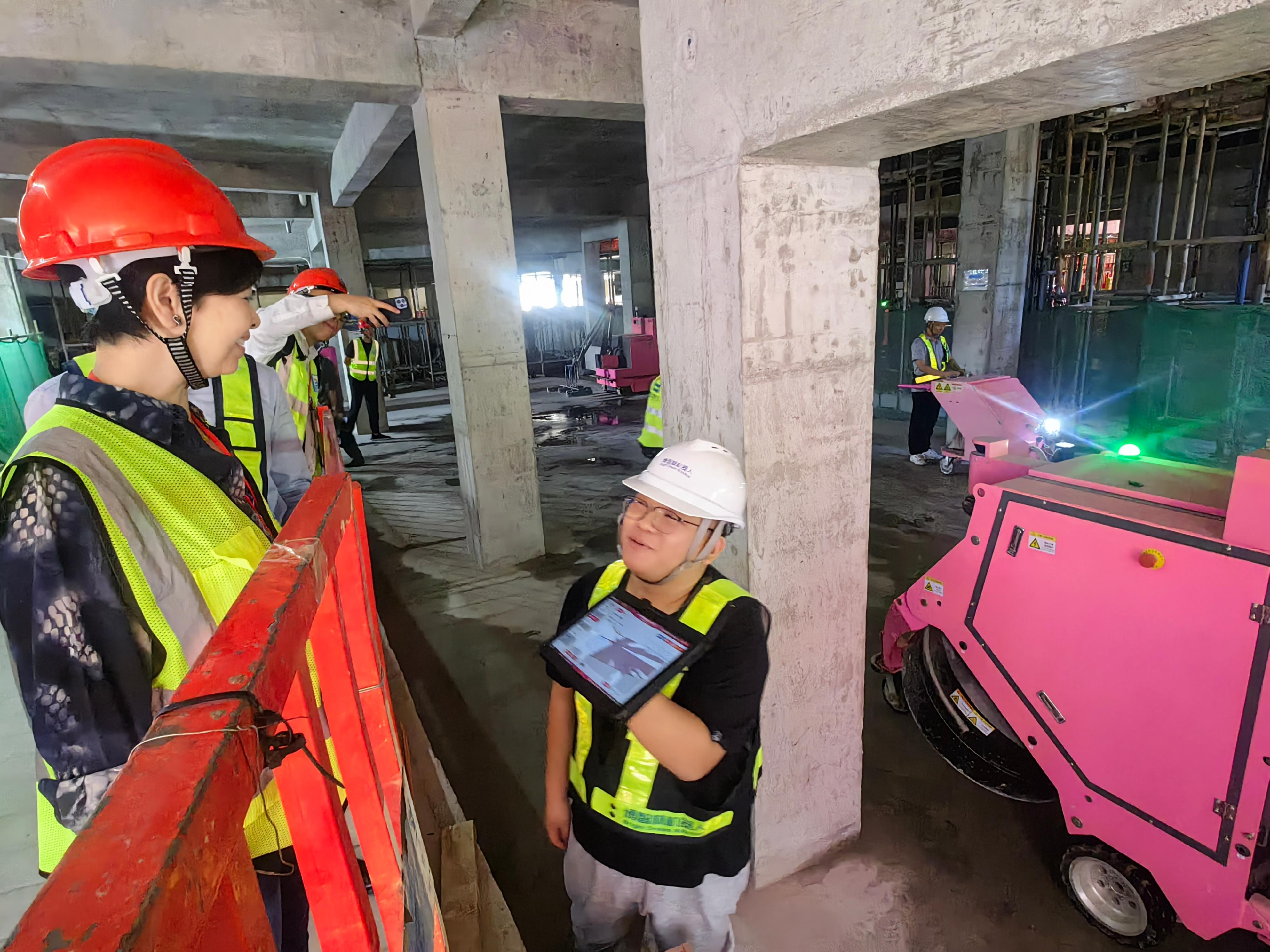 The Secretary for Housing and Chairman of the Hong Kong Housing Authority (HA), Ms Winnie Ho, and members of the HA Building Committee and Tender Committee, visited Foshan and Zhuhai today (July 19) to get an understanding of the latest situation regarding research and development and applications of innovative construction technologies in the Guangdong-Hong Kong-Macao Greater Bay Area cities. Photo shows Ms Ho (left) visiting the Guangdong Bright Dream Robotics Company Limited in Foshan.