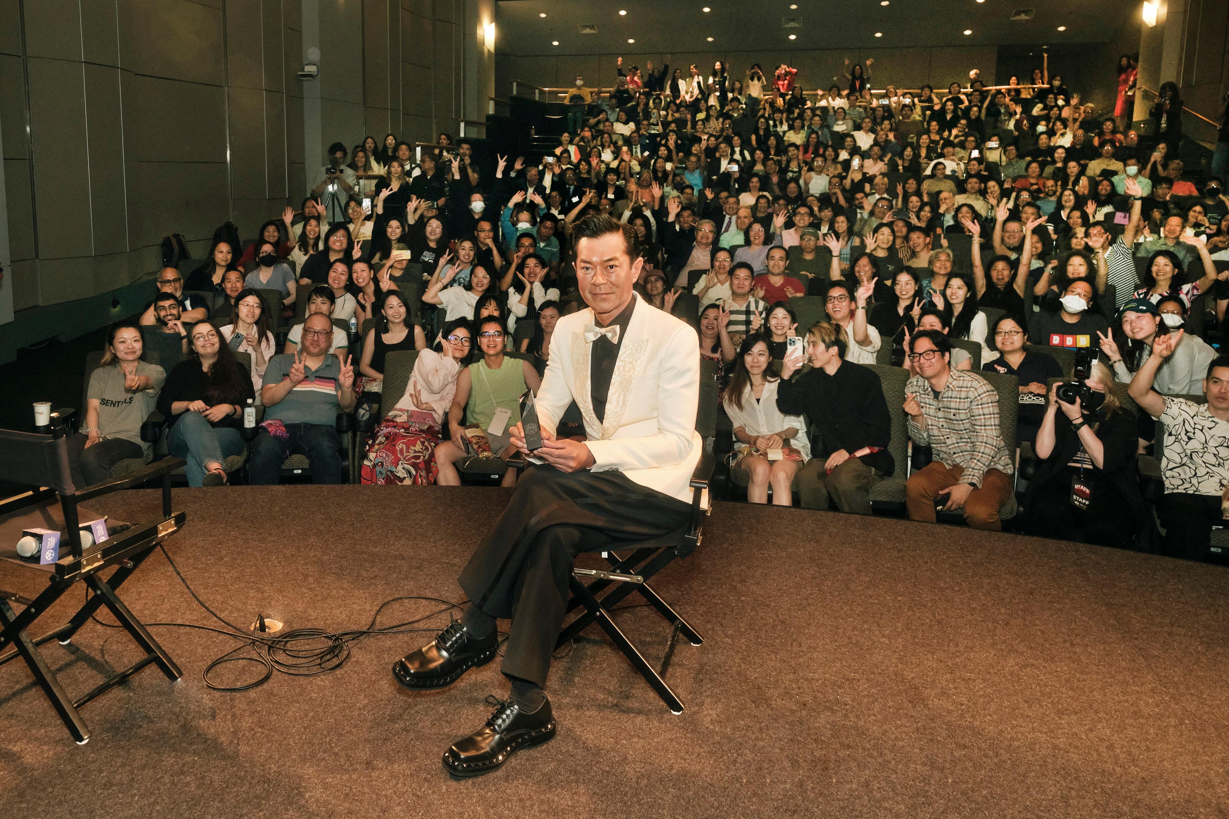 Hong Kong megastar Louis Koo was presented with the Extraordinary Star Asia Award for Exceptional Contribution to Asian Cinema presented by the New York Asian Film Festival (NYAFF) on July 19 (New York time) in recognition of his remarkable achievements in the creative industry in Hong Kong and Asia. Photo shows Koo with the audience at the North American premiere of "Vital Signs".