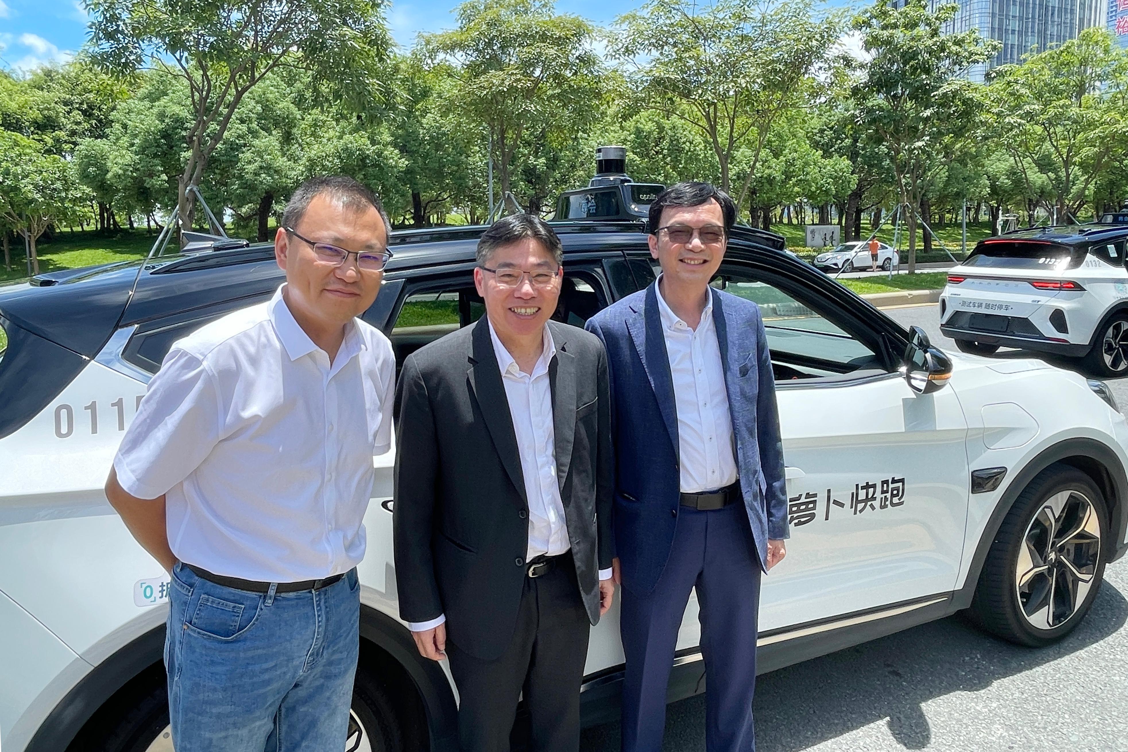 The Secretary for Transport and Logistics, Mr Lam Sai-hung, today (July 20) visited Baidu's headquarters in Shenzhen, where he was briefed by company representatives on Baidu's autonomous driving travel service platform, Apollo Go. Mr Lam (centre) and the Under Secretary for Transport and Logistics, Mr Liu Chun-san (right), are pictured with Vice President of Baidu Mr Shi Qinghua (left) before taking a test ride in an Apollo Go autonomous vehicle.